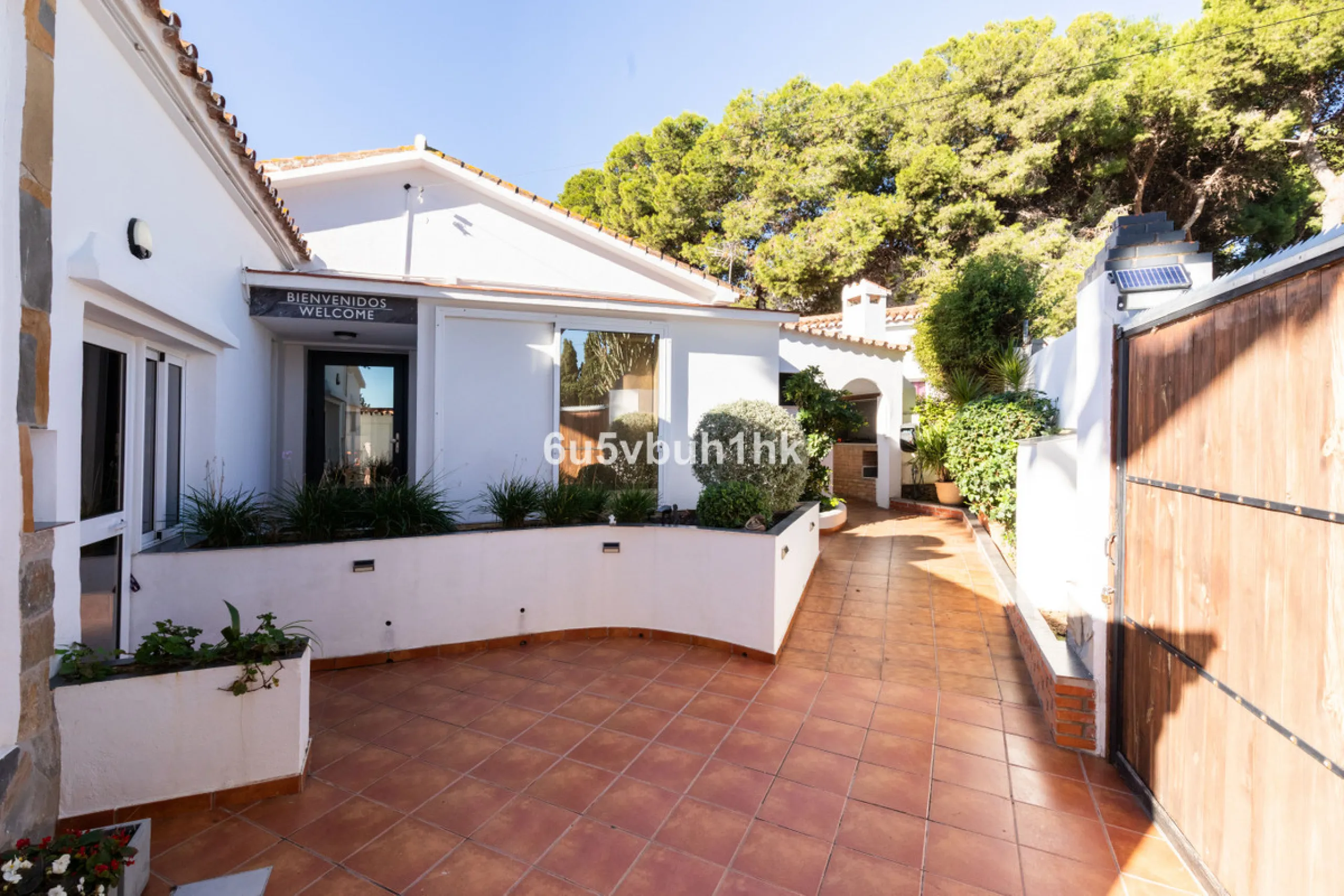 Discover this magnificent single-storey detached house located in El Pinillo, just 7 minutes' walk from the Cercanías train station, Mercadona, Carrefour, and a full range of services. Set in a quiet, family-friendly area with south-facing orientation, th