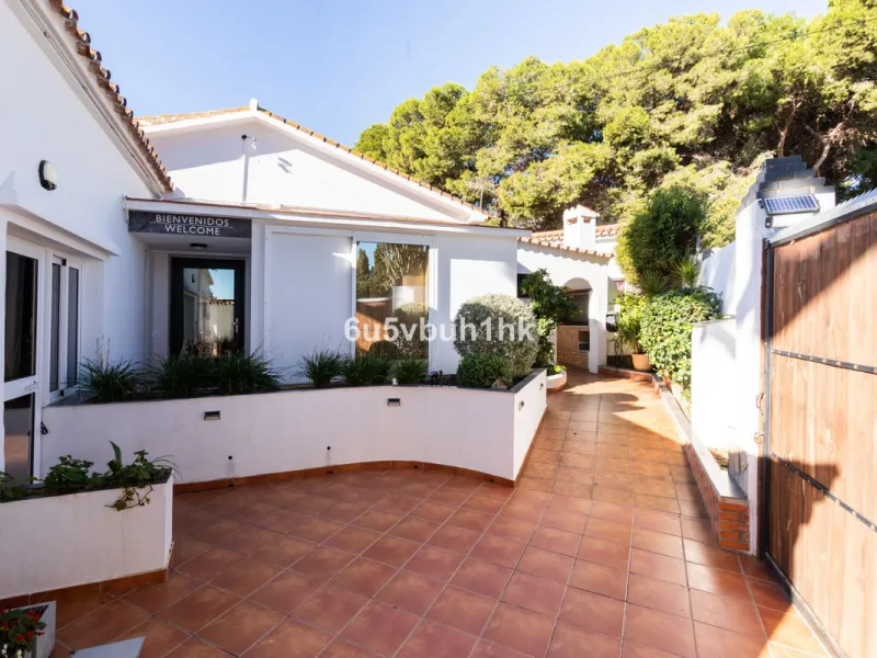 Discover this magnificent single-storey detached house located in El Pinillo, just 7 minutes' walk from the Cercanías train station, Mercadona, Carrefour, and a full range of services. Set in a quiet, family-friendly area with south-facing orientation, th