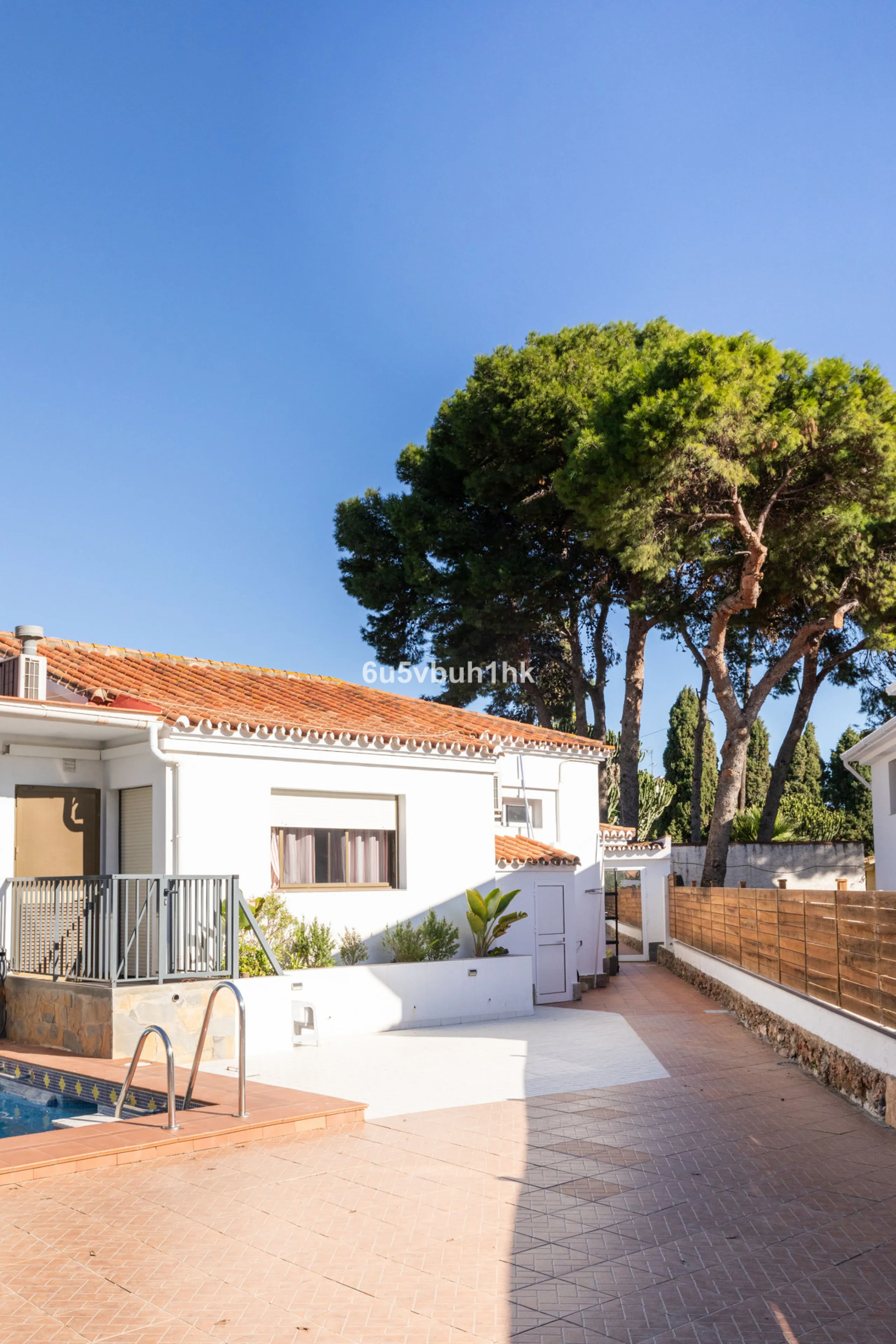 Discover this magnificent single-storey detached house located in El Pinillo, just 7 minutes' walk from the Cercanías train station, Mercadona, Carrefour, and a full range of services. Set in a quiet, family-friendly area with south-facing orientation, th
