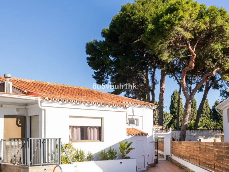 Discover this magnificent single-storey detached house located in El Pinillo, just 7 minutes' walk from the Cercanías train station, Mercadona, Carrefour, and a full range of services. Set in a quiet, family-friendly area with south-facing orientation, th