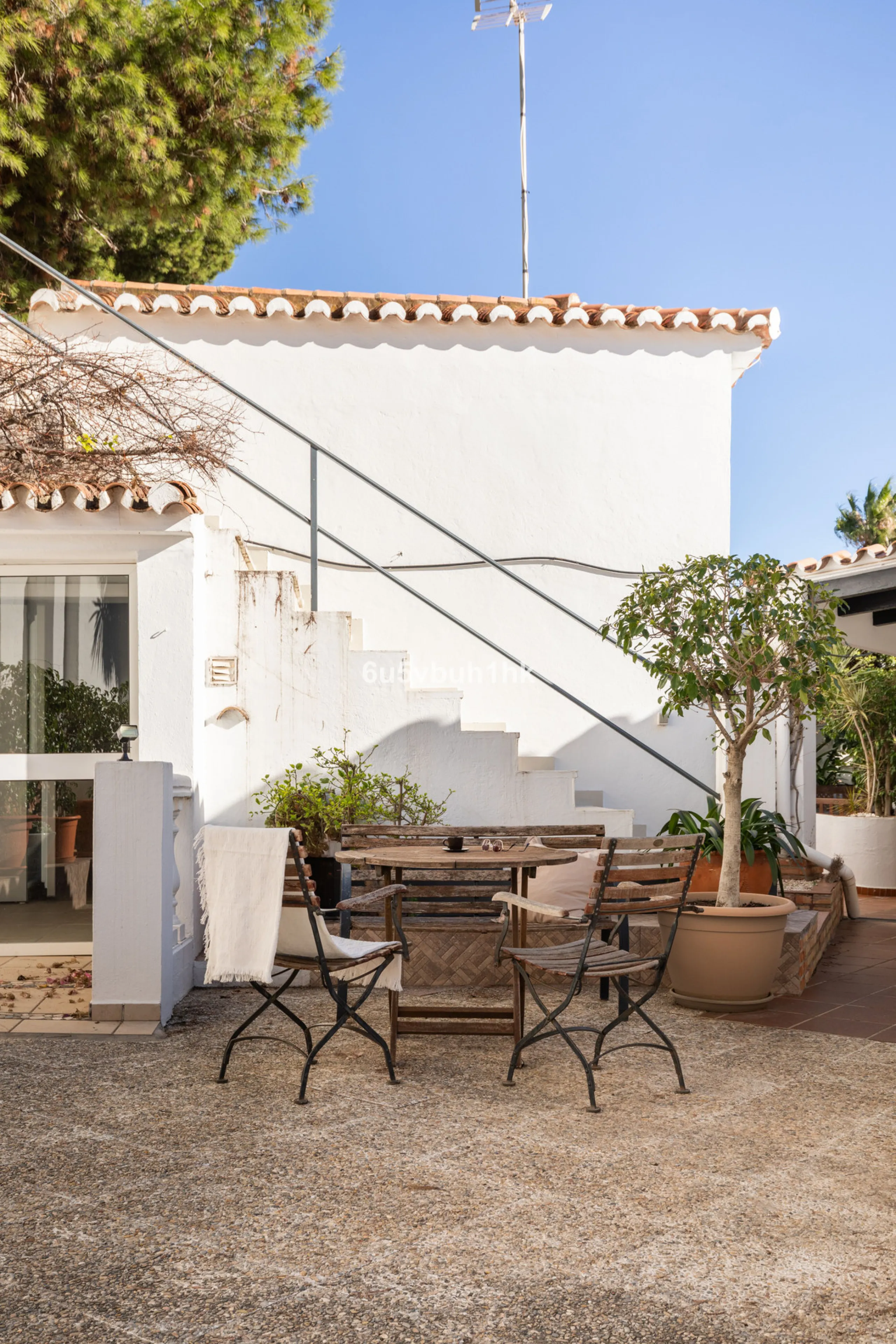 Discover this magnificent single-storey detached house located in El Pinillo, just 7 minutes' walk from the Cercanías train station, Mercadona, Carrefour, and a full range of services. Set in a quiet, family-friendly area with south-facing orientation, th