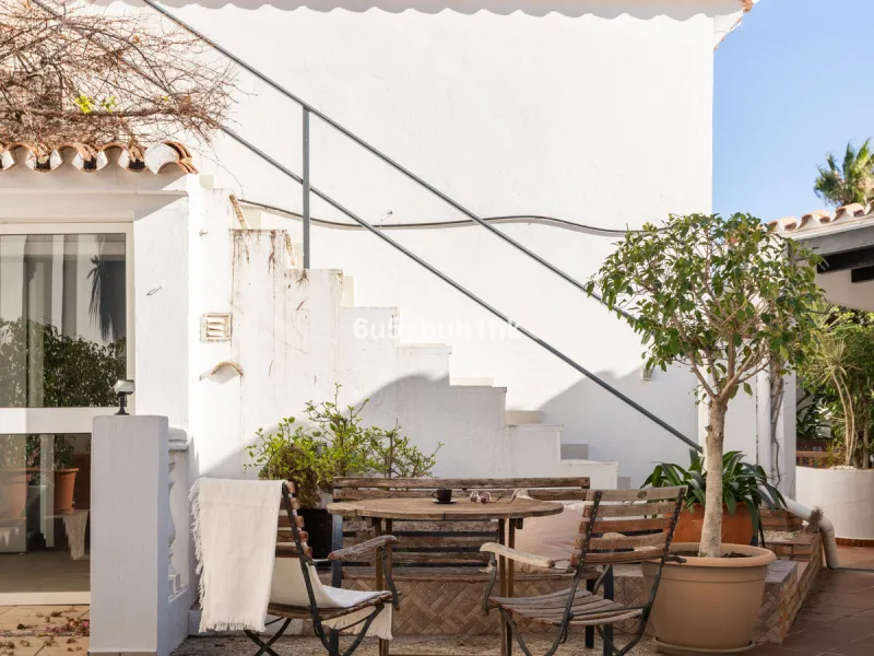 Discover this magnificent single-storey detached house located in El Pinillo, just 7 minutes' walk from the Cercanías train station, Mercadona, Carrefour, and a full range of services. Set in a quiet, family-friendly area with south-facing orientation, th