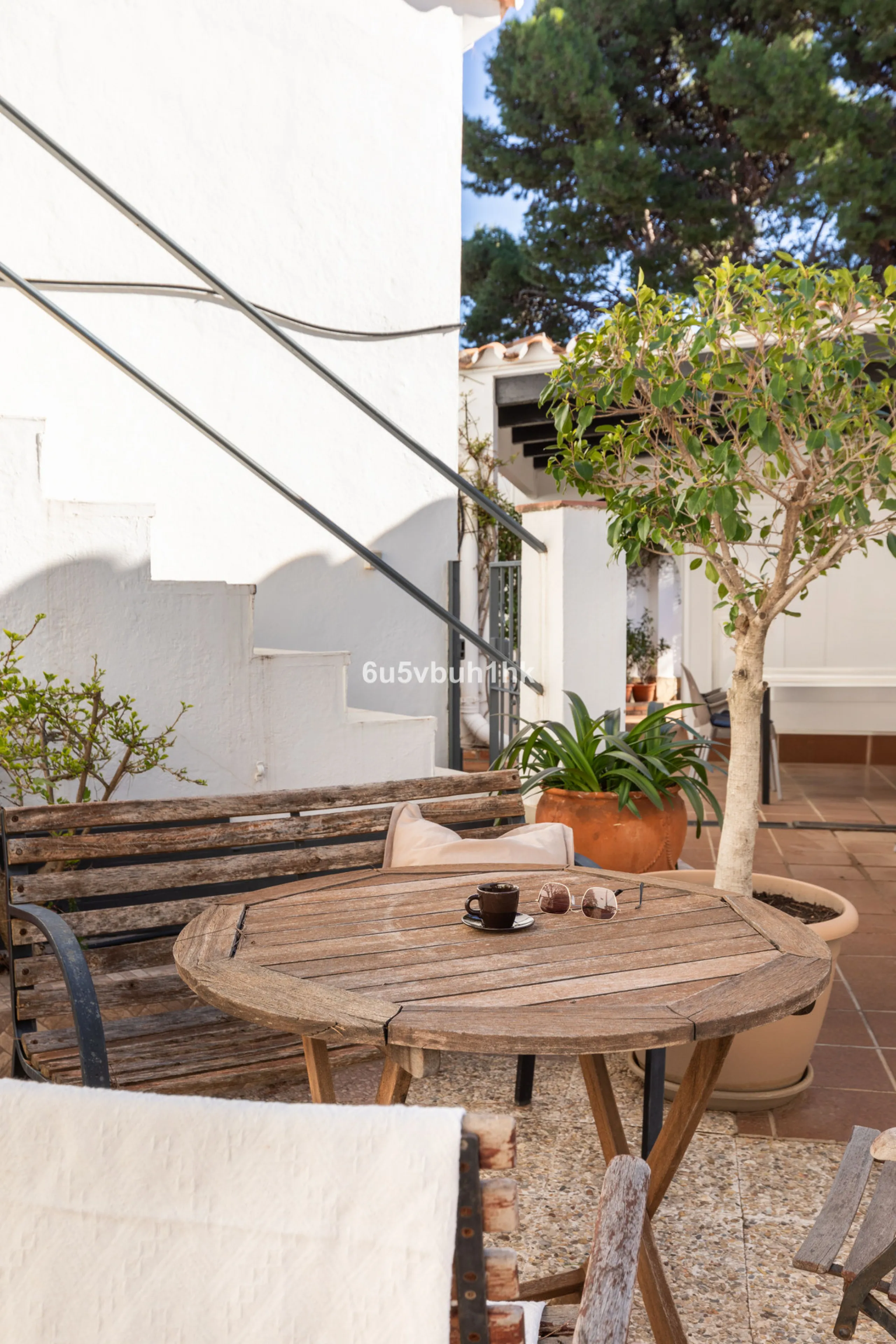 Discover this magnificent single-storey detached house located in El Pinillo, just 7 minutes' walk from the Cercanías train station, Mercadona, Carrefour, and a full range of services. Set in a quiet, family-friendly area with south-facing orientation, th