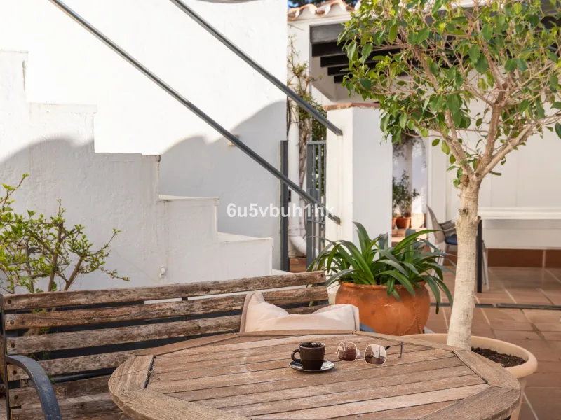 Discover this magnificent single-storey detached house located in El Pinillo, just 7 minutes' walk from the Cercanías train station, Mercadona, Carrefour, and a full range of services. Set in a quiet, family-friendly area with south-facing orientation, th