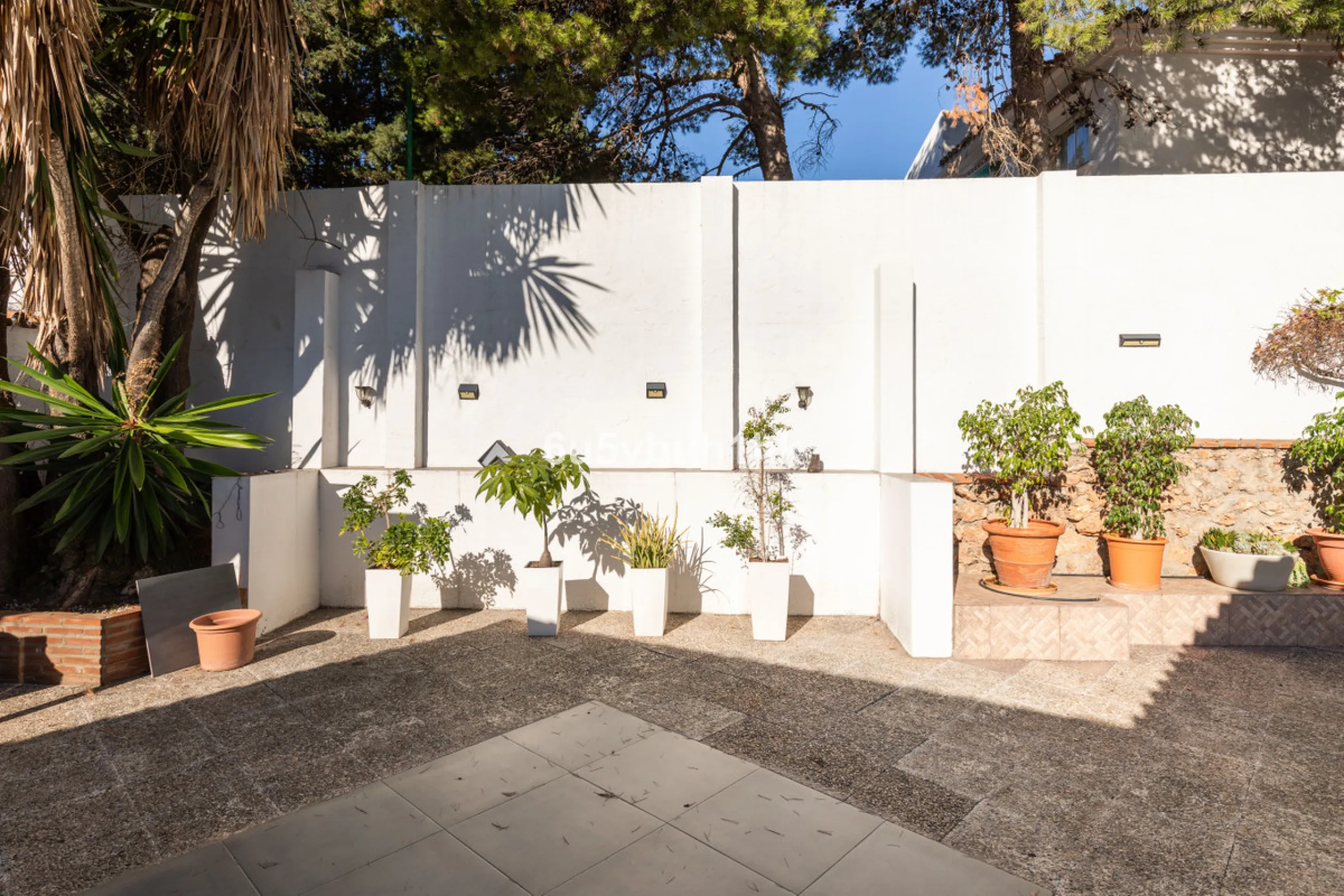 Discover this magnificent single-storey detached house located in El Pinillo, just 7 minutes' walk from the Cercanías train station, Mercadona, Carrefour, and a full range of services. Set in a quiet, family-friendly area with south-facing orientation, th