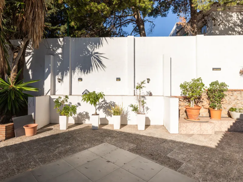 Discover this magnificent single-storey detached house located in El Pinillo, just 7 minutes' walk from the Cercanías train station, Mercadona, Carrefour, and a full range of services. Set in a quiet, family-friendly area with south-facing orientation, th