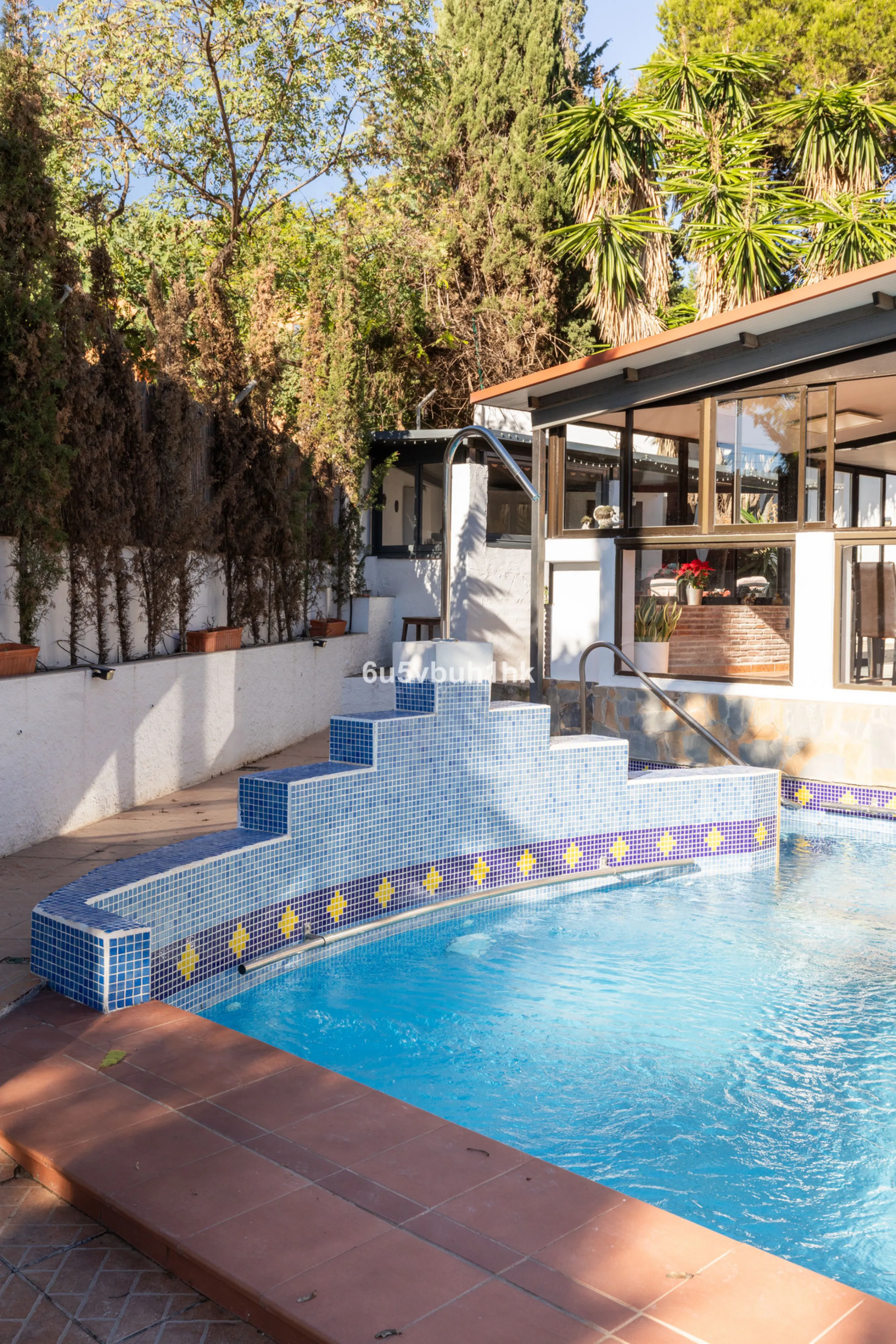 Discover this magnificent single-storey detached house located in El Pinillo, just 7 minutes' walk from the Cercanías train station, Mercadona, Carrefour, and a full range of services. Set in a quiet, family-friendly area with south-facing orientation, th