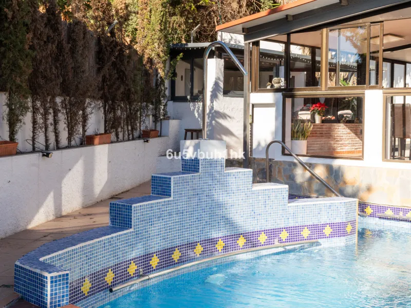 Discover this magnificent single-storey detached house located in El Pinillo, just 7 minutes' walk from the Cercanías train station, Mercadona, Carrefour, and a full range of services. Set in a quiet, family-friendly area with south-facing orientation, th