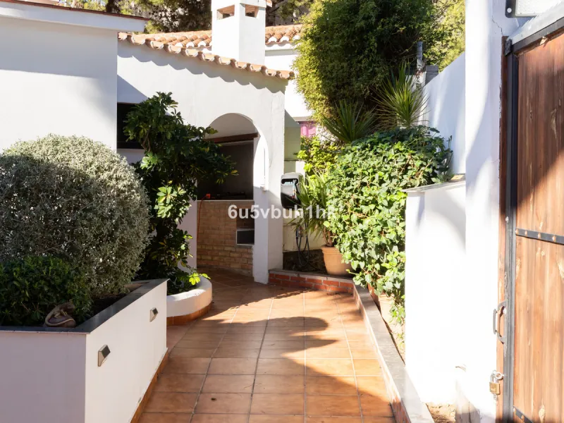 Discover this magnificent single-storey detached house located in El Pinillo, just 7 minutes' walk from the Cercanías train station, Mercadona, Carrefour, and a full range of services. Set in a quiet, family-friendly area with south-facing orientation, th