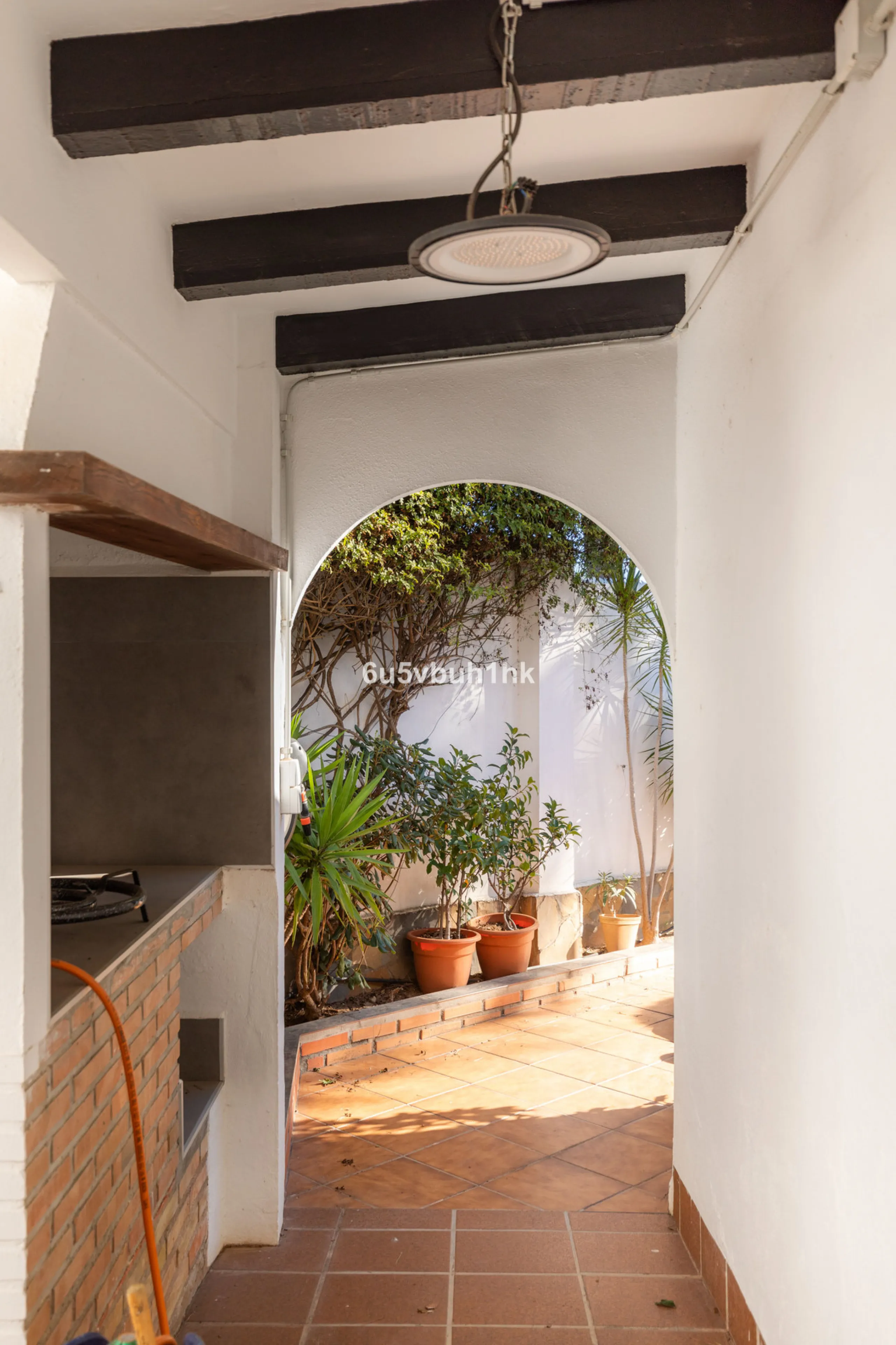 Discover this magnificent single-storey detached house located in El Pinillo, just 7 minutes' walk from the Cercanías train station, Mercadona, Carrefour, and a full range of services. Set in a quiet, family-friendly area with south-facing orientation, th