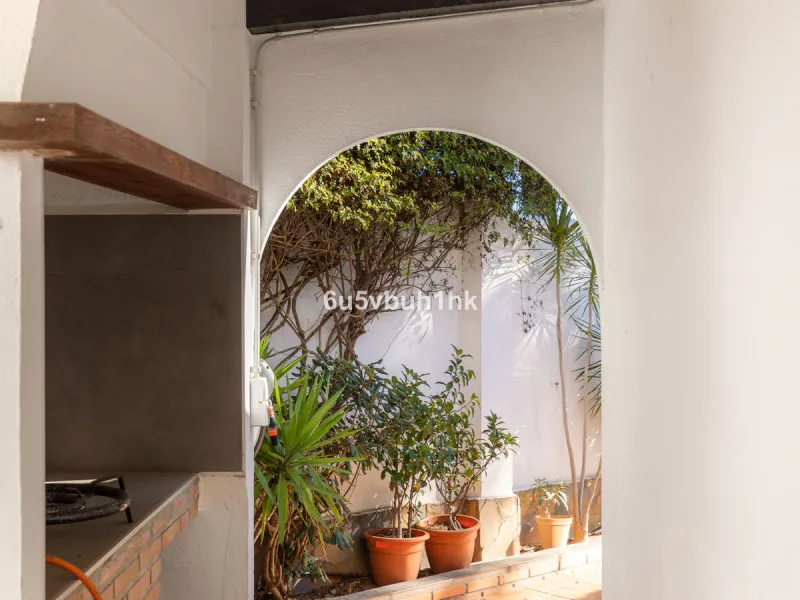 Discover this magnificent single-storey detached house located in El Pinillo, just 7 minutes' walk from the Cercanías train station, Mercadona, Carrefour, and a full range of services. Set in a quiet, family-friendly area with south-facing orientation, th