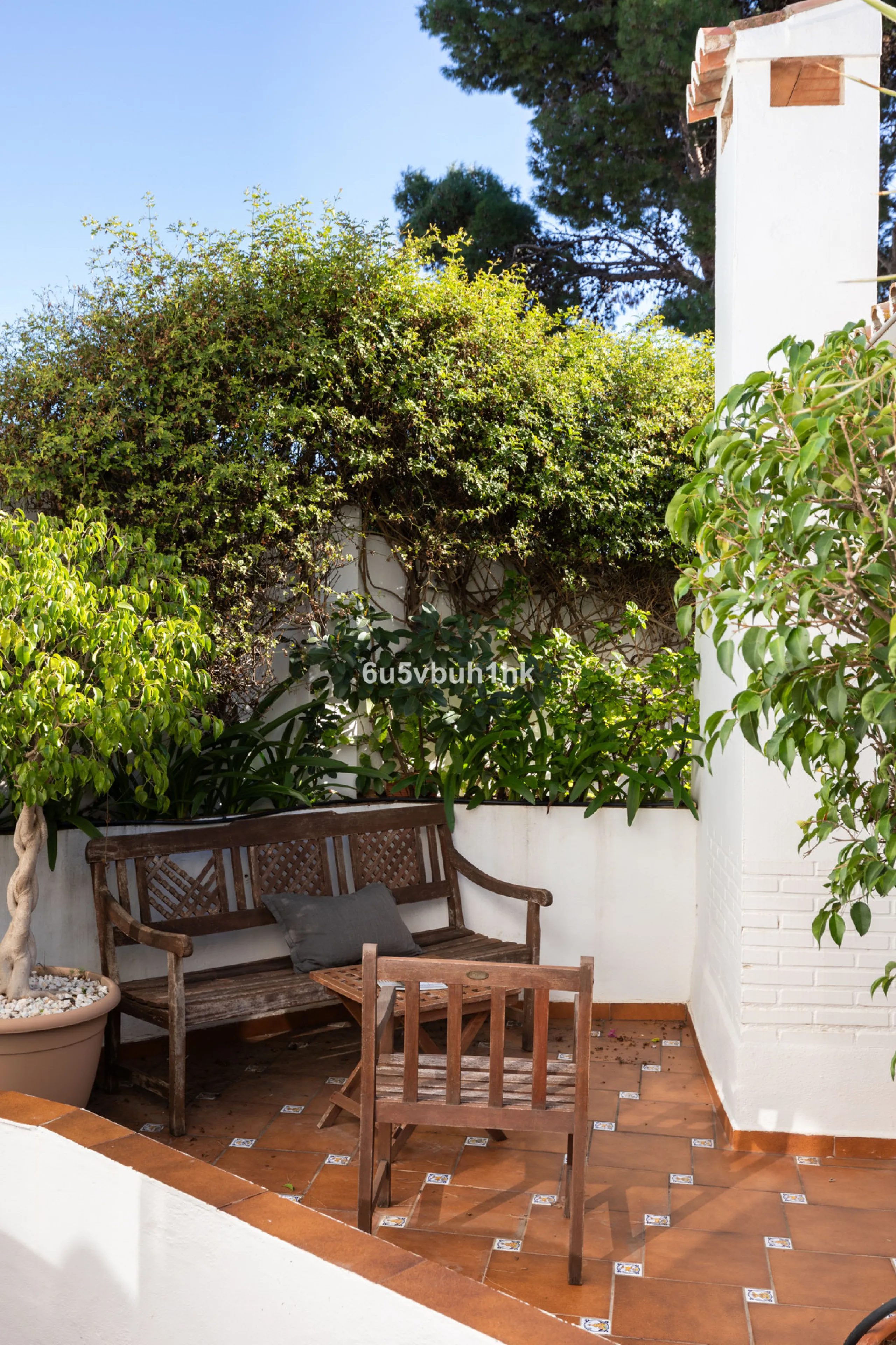 Discover this magnificent single-storey detached house located in El Pinillo, just 7 minutes' walk from the Cercanías train station, Mercadona, Carrefour, and a full range of services. Set in a quiet, family-friendly area with south-facing orientation, th