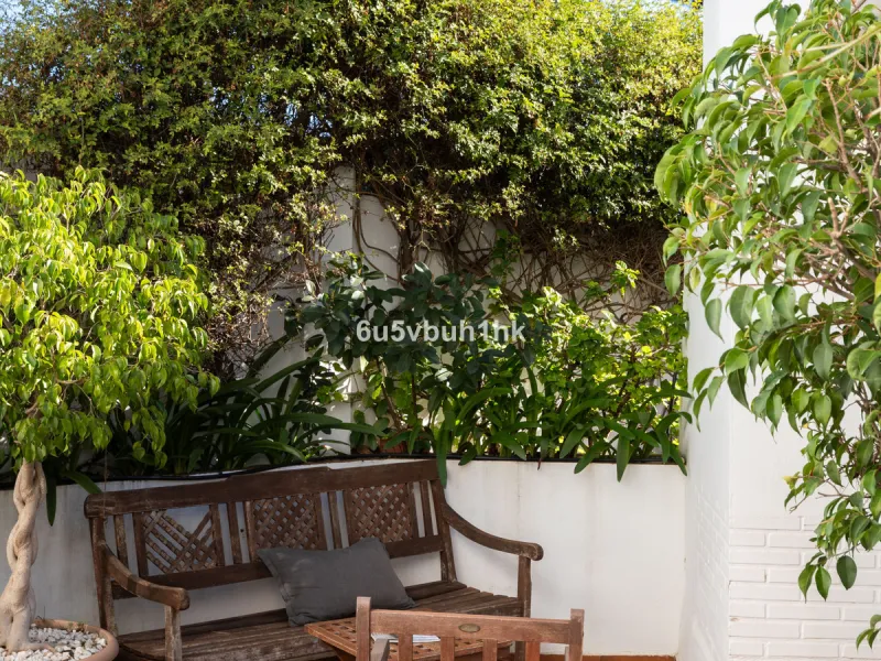 Discover this magnificent single-storey detached house located in El Pinillo, just 7 minutes' walk from the Cercanías train station, Mercadona, Carrefour, and a full range of services. Set in a quiet, family-friendly area with south-facing orientation, th