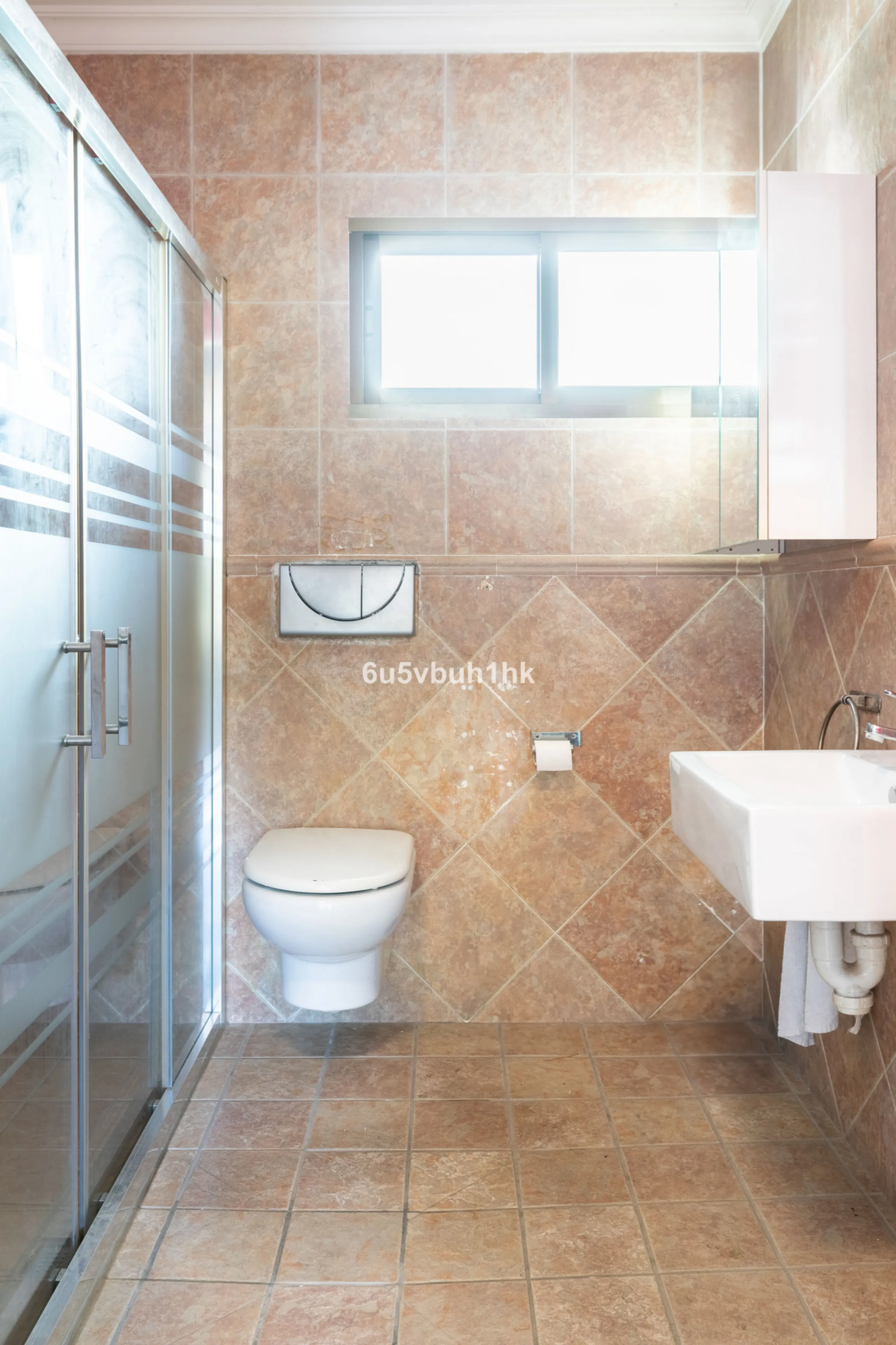 Discover this magnificent single-storey detached house located in El Pinillo, just 7 minutes' walk from the Cercanías train station, Mercadona, Carrefour, and a full range of services. Set in a quiet, family-friendly area with south-facing orientation, th