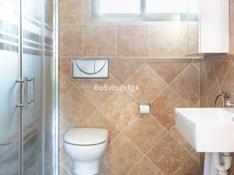 Discover this magnificent single-storey detached house located in El Pinillo, just 7 minutes' walk from the Cercanías train station, Mercadona, Carrefour, and a full range of services. Set in a quiet, family-friendly area with south-facing orientation, th