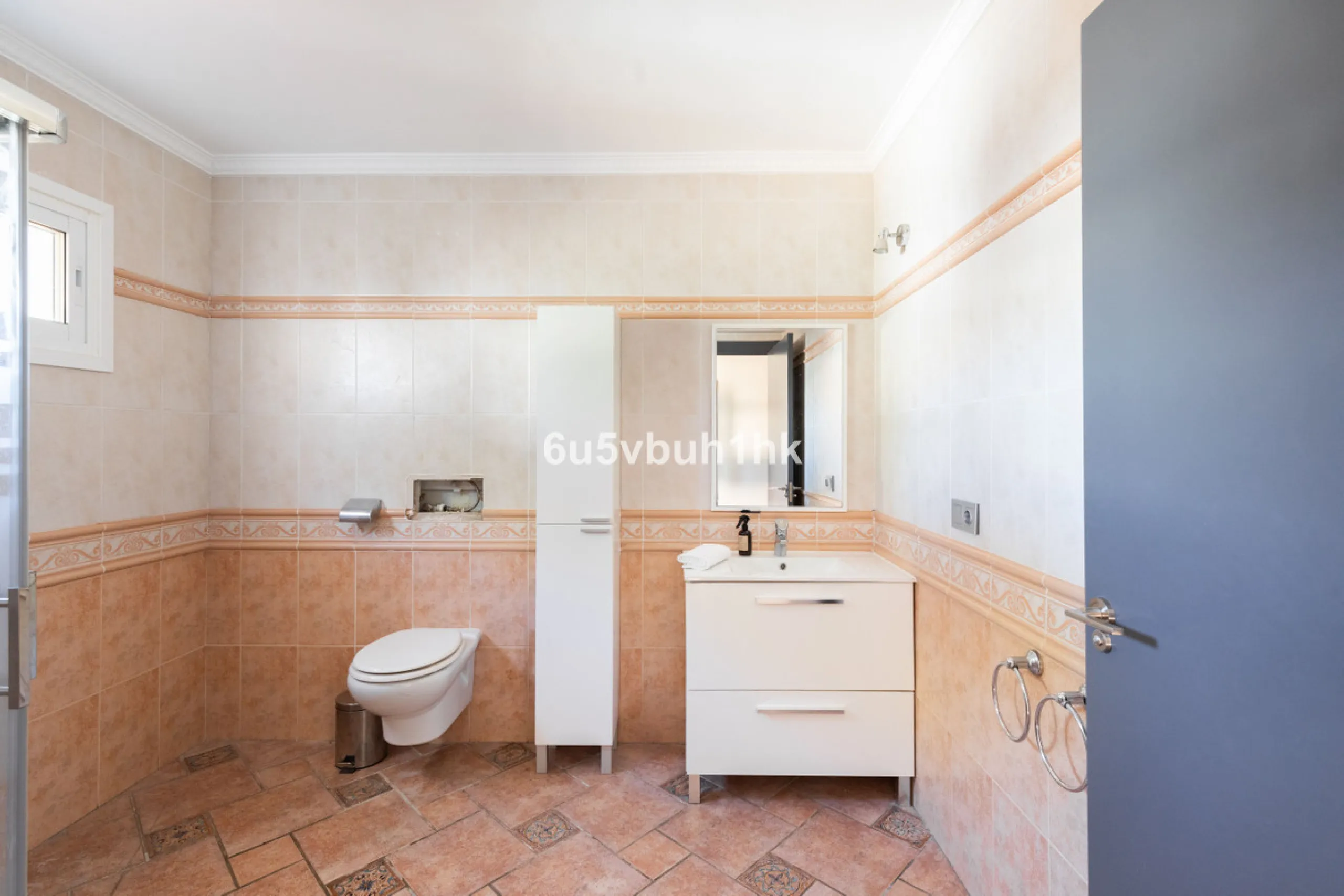 Discover this magnificent single-storey detached house located in El Pinillo, just 7 minutes' walk from the Cercanías train station, Mercadona, Carrefour, and a full range of services. Set in a quiet, family-friendly area with south-facing orientation, th