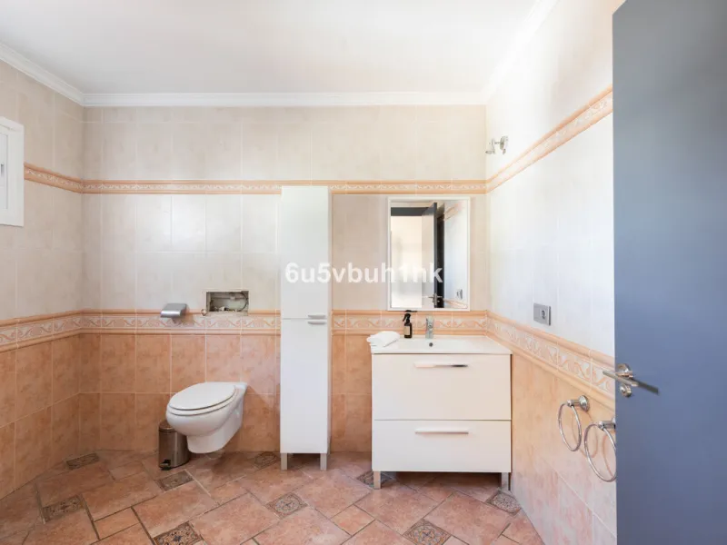 Discover this magnificent single-storey detached house located in El Pinillo, just 7 minutes' walk from the Cercanías train station, Mercadona, Carrefour, and a full range of services. Set in a quiet, family-friendly area with south-facing orientation, th