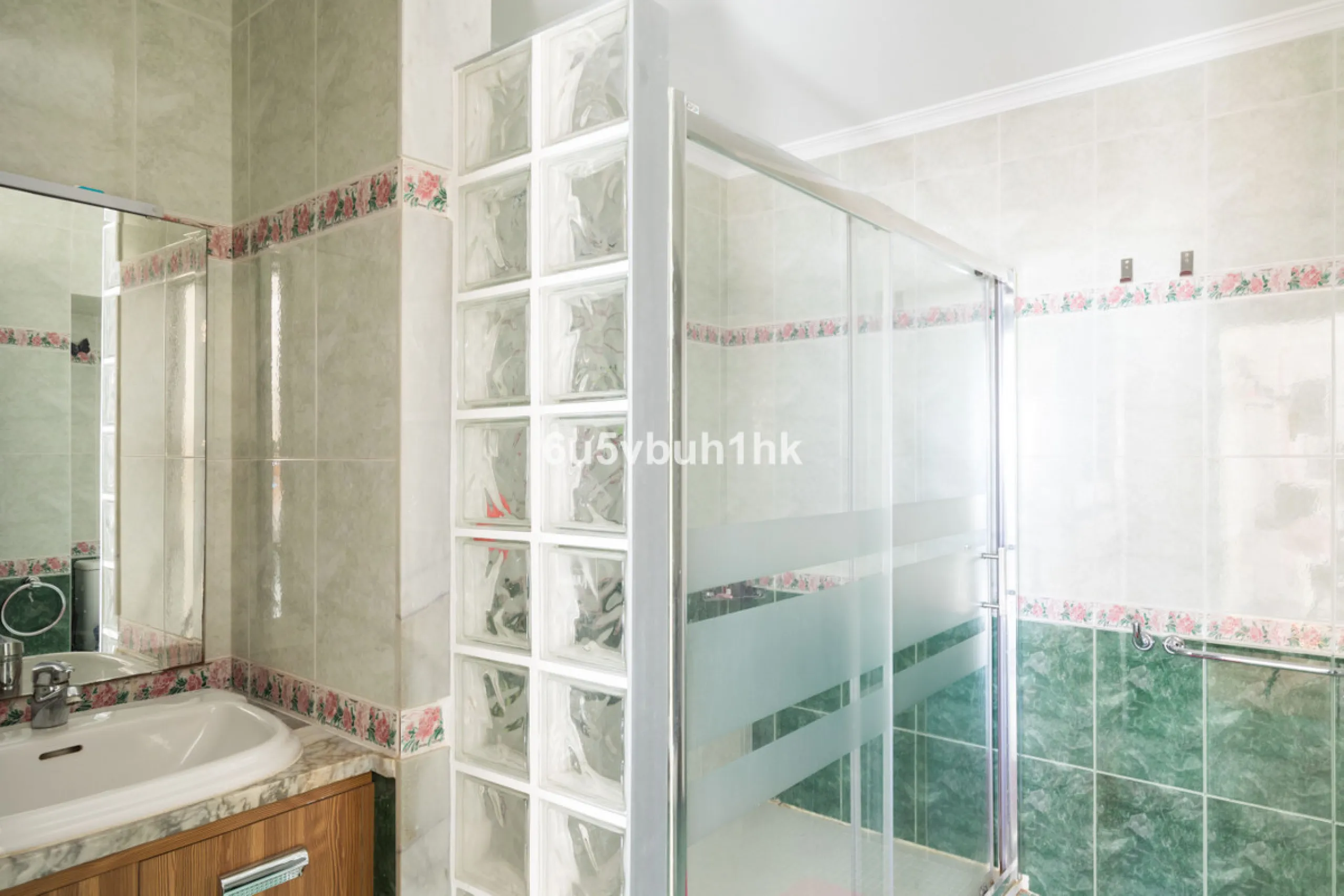 Discover this magnificent single-storey detached house located in El Pinillo, just 7 minutes' walk from the Cercanías train station, Mercadona, Carrefour, and a full range of services. Set in a quiet, family-friendly area with south-facing orientation, th