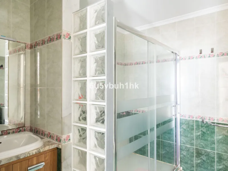 Discover this magnificent single-storey detached house located in El Pinillo, just 7 minutes' walk from the Cercanías train station, Mercadona, Carrefour, and a full range of services. Set in a quiet, family-friendly area with south-facing orientation, th