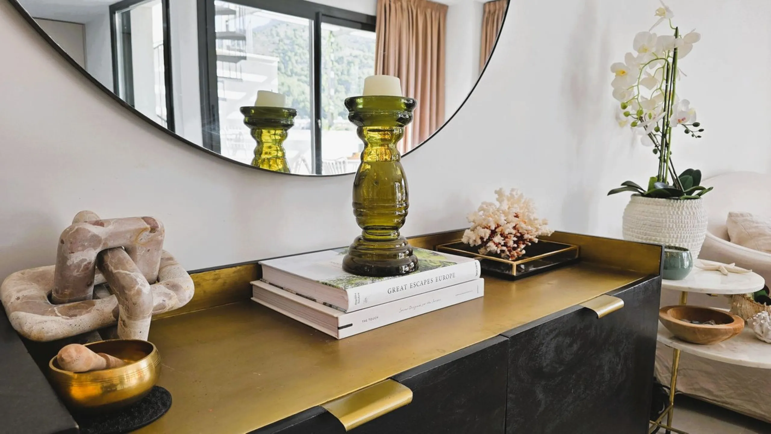 This penthouse in Benalmadena is listed at €545,000 and offers 84 m² of interior living space with two bedrooms, two bathrooms, direct access to a 71 m² total terrace area including a private rooftop solarium, plus two parking spaces and a storage room—al