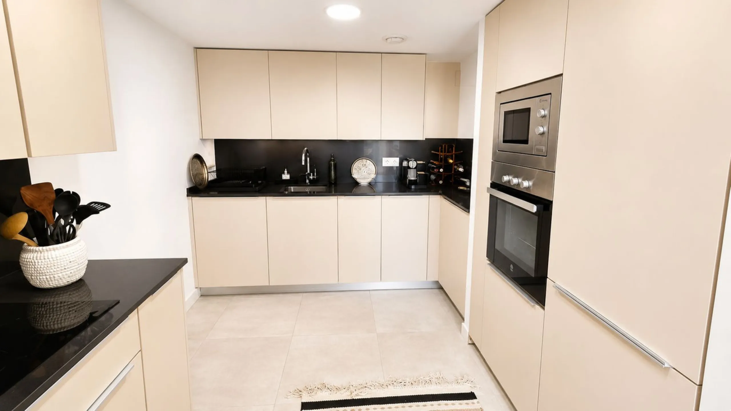 This penthouse in Benalmadena is listed at €545,000 and offers 84 m² of interior living space with two bedrooms, two bathrooms, direct access to a 71 m² total terrace area including a private rooftop solarium, plus two parking spaces and a storage room—al