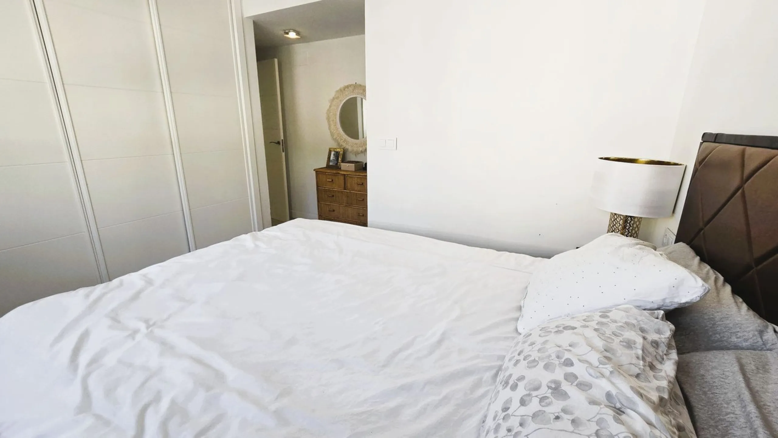 This penthouse in Benalmadena is listed at €545,000 and offers 84 m² of interior living space with two bedrooms, two bathrooms, direct access to a 71 m² total terrace area including a private rooftop solarium, plus two parking spaces and a storage room—al