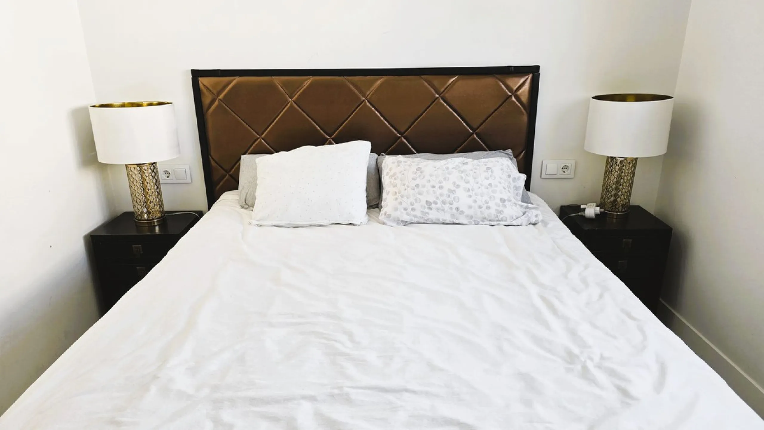 This penthouse in Benalmadena is listed at €545,000 and offers 84 m² of interior living space with two bedrooms, two bathrooms, direct access to a 71 m² total terrace area including a private rooftop solarium, plus two parking spaces and a storage room—al