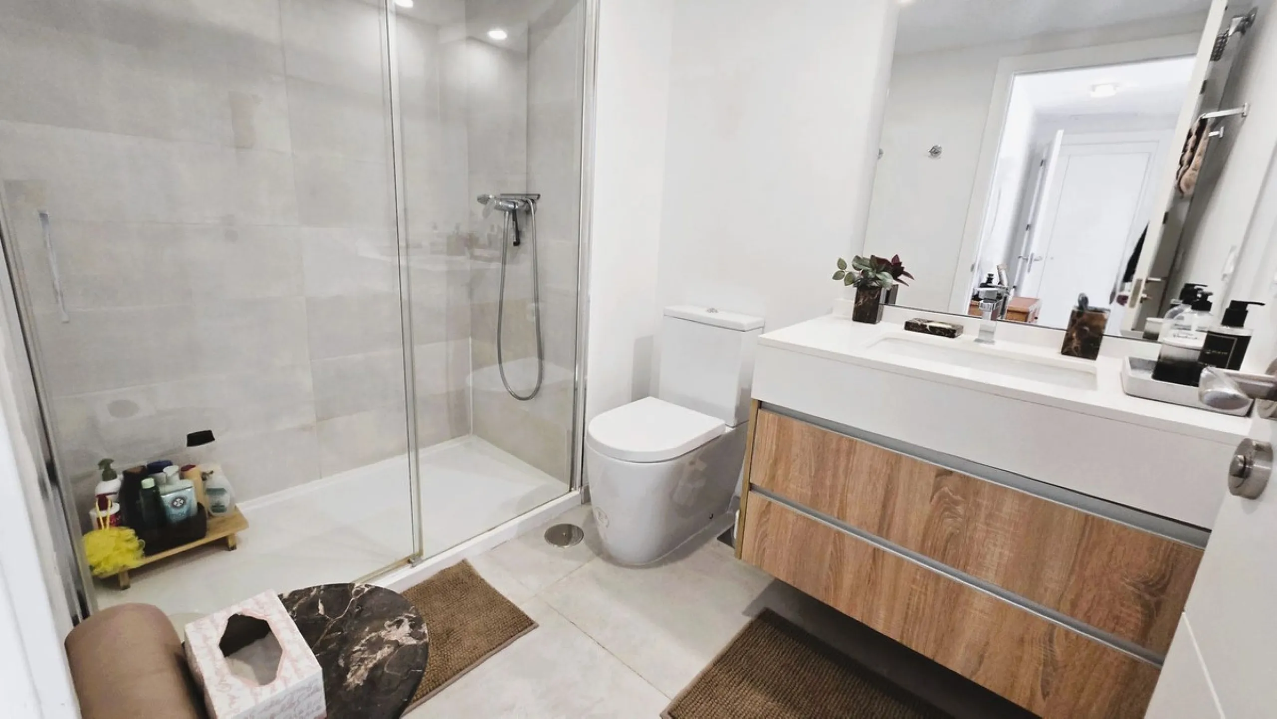 This penthouse in Benalmadena is listed at €545,000 and offers 84 m² of interior living space with two bedrooms, two bathrooms, direct access to a 71 m² total terrace area including a private rooftop solarium, plus two parking spaces and a storage room—al