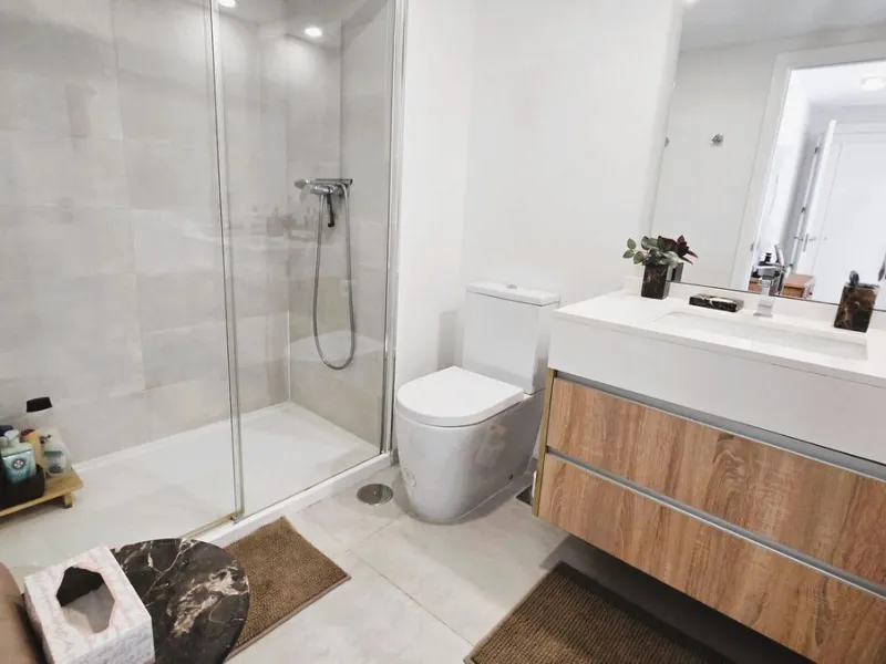 This penthouse in Benalmadena is listed at €545,000 and offers 84 m² of interior living space with two bedrooms, two bathrooms, direct access to a 71 m² total terrace area including a private rooftop solarium, plus two parking spaces and a storage room—al