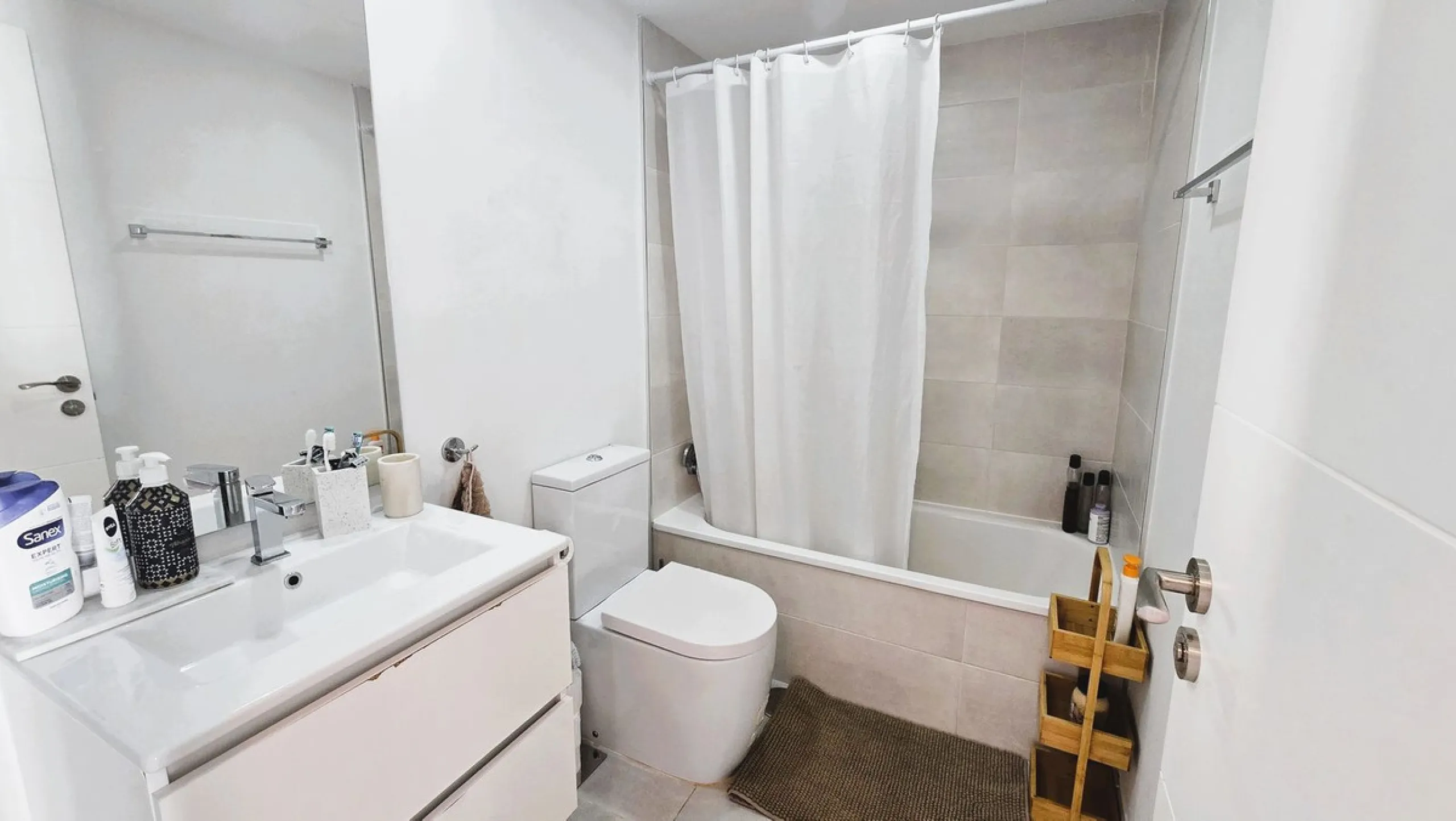 This penthouse in Benalmadena is listed at €545,000 and offers 84 m² of interior living space with two bedrooms, two bathrooms, direct access to a 71 m² total terrace area including a private rooftop solarium, plus two parking spaces and a storage room—al