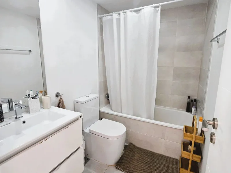 This penthouse in Benalmadena is listed at €545,000 and offers 84 m² of interior living space with two bedrooms, two bathrooms, direct access to a 71 m² total terrace area including a private rooftop solarium, plus two parking spaces and a storage room—al