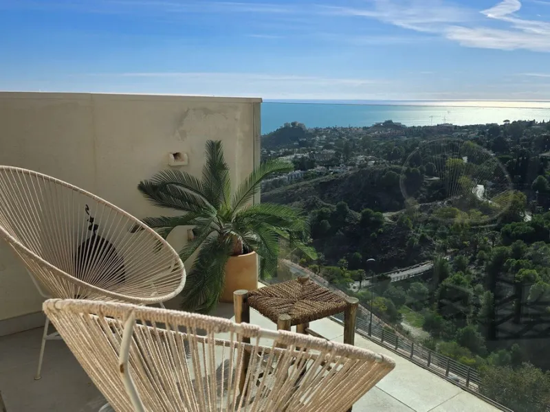 This penthouse in Benalmadena is listed at €545,000 and offers 84 m² of interior living space with two bedrooms, two bathrooms, direct access to a 71 m² total terrace area including a private rooftop solarium, plus two parking spaces and a storage room—al