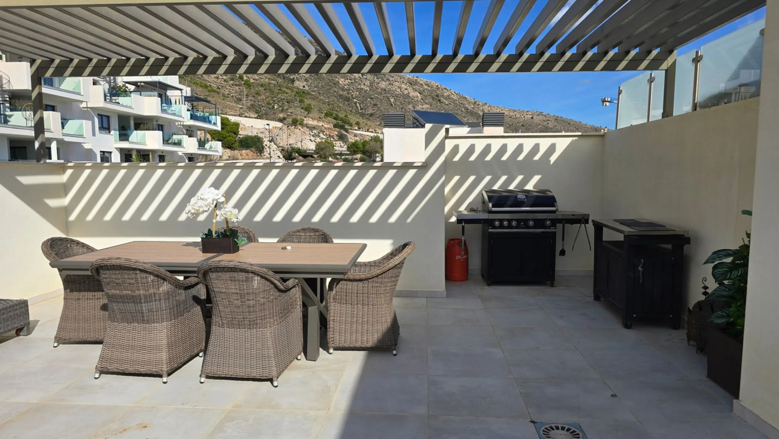 This penthouse in Benalmadena is listed at €545,000 and offers 84 m² of interior living space with two bedrooms, two bathrooms, direct access to a 71 m² total terrace area including a private rooftop solarium, plus two parking spaces and a storage room—al