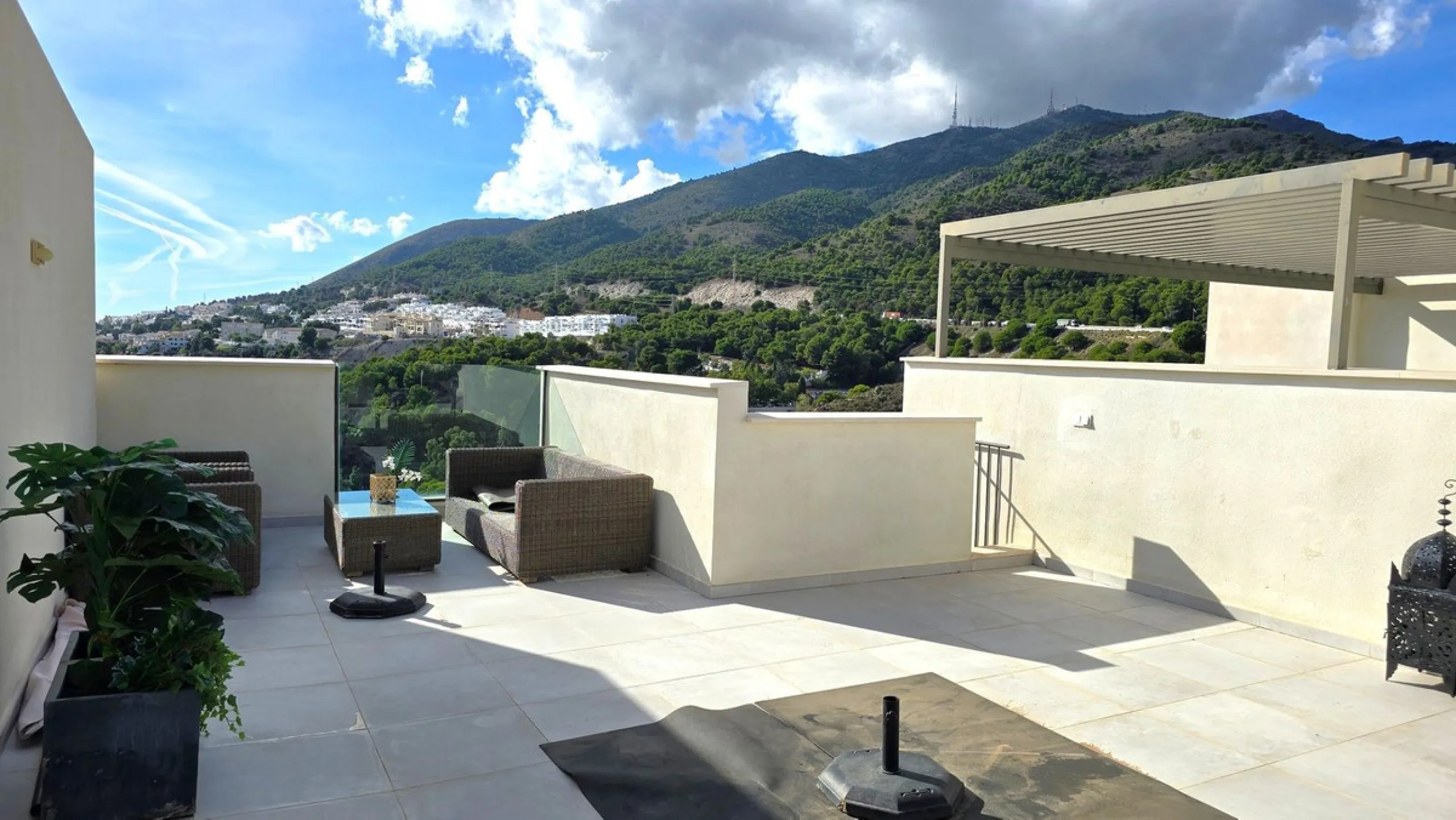 This penthouse in Benalmadena is listed at €545,000 and offers 84 m² of interior living space with two bedrooms, two bathrooms, direct access to a 71 m² total terrace area including a private rooftop solarium, plus two parking spaces and a storage room—al