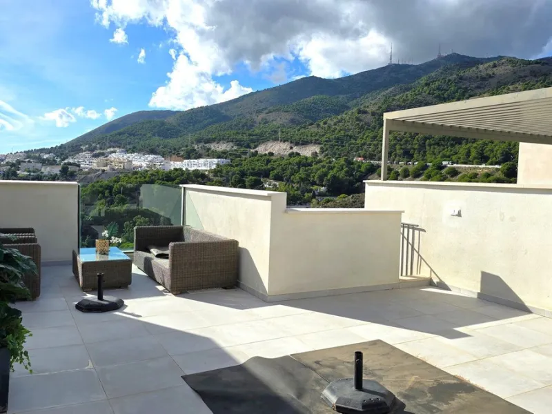 This penthouse in Benalmadena is listed at €545,000 and offers 84 m² of interior living space with two bedrooms, two bathrooms, direct access to a 71 m² total terrace area including a private rooftop solarium, plus two parking spaces and a storage room—al