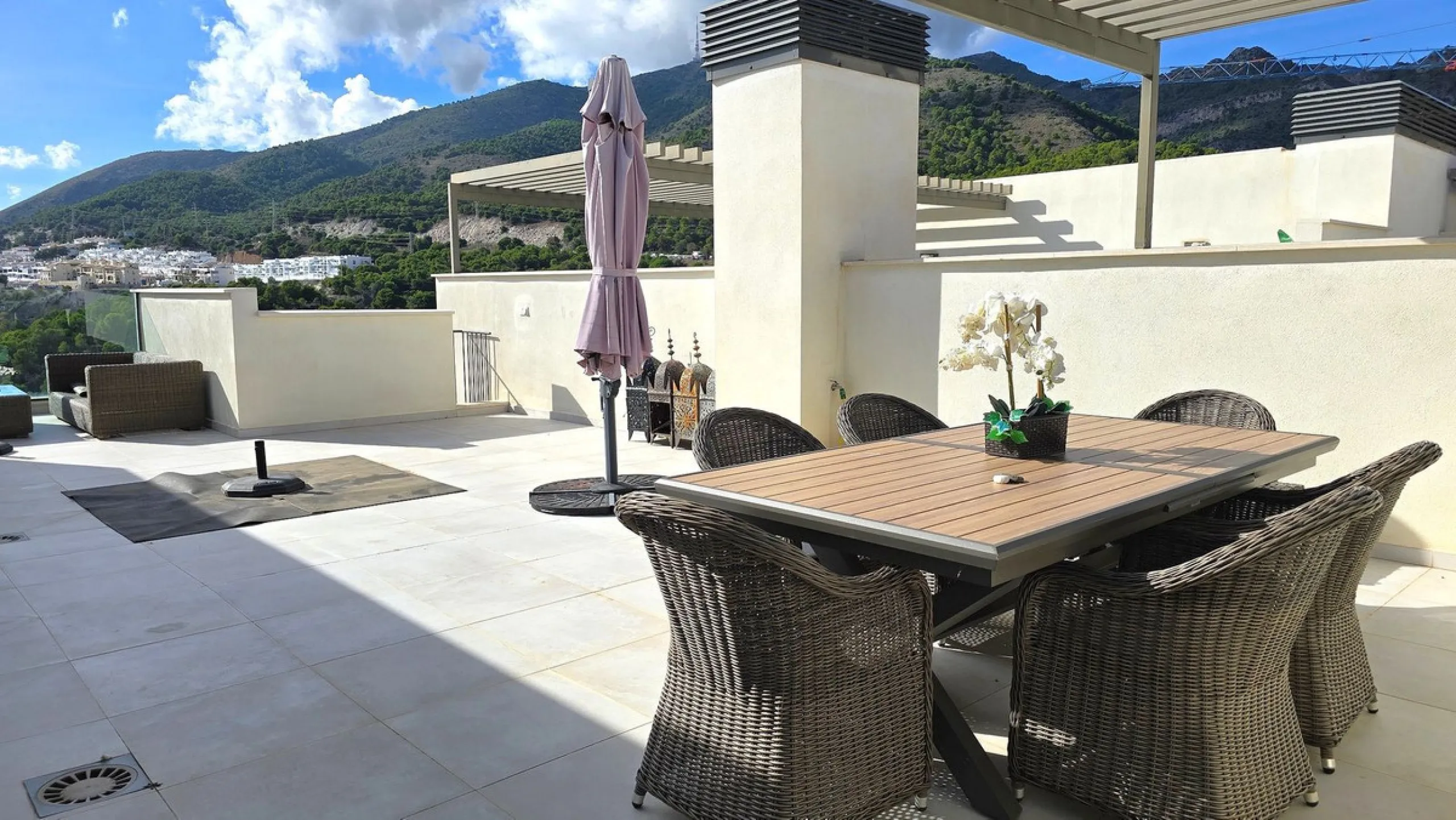 This penthouse in Benalmadena is listed at €545,000 and offers 84 m² of interior living space with two bedrooms, two bathrooms, direct access to a 71 m² total terrace area including a private rooftop solarium, plus two parking spaces and a storage room—al