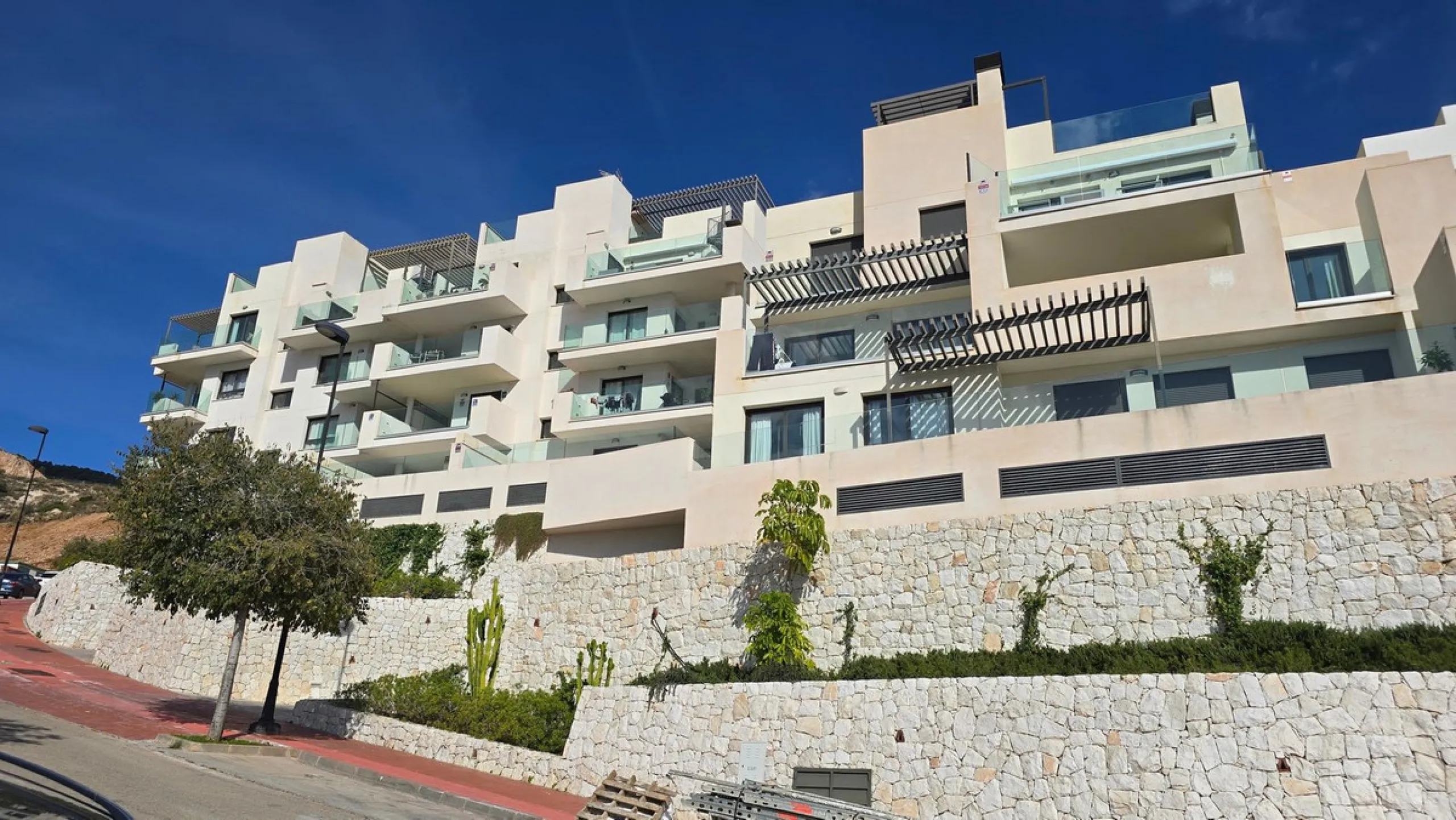 This penthouse in Benalmadena is listed at €545,000 and offers 84 m² of interior living space with two bedrooms, two bathrooms, direct access to a 71 m² total terrace area including a private rooftop solarium, plus two parking spaces and a storage room—al