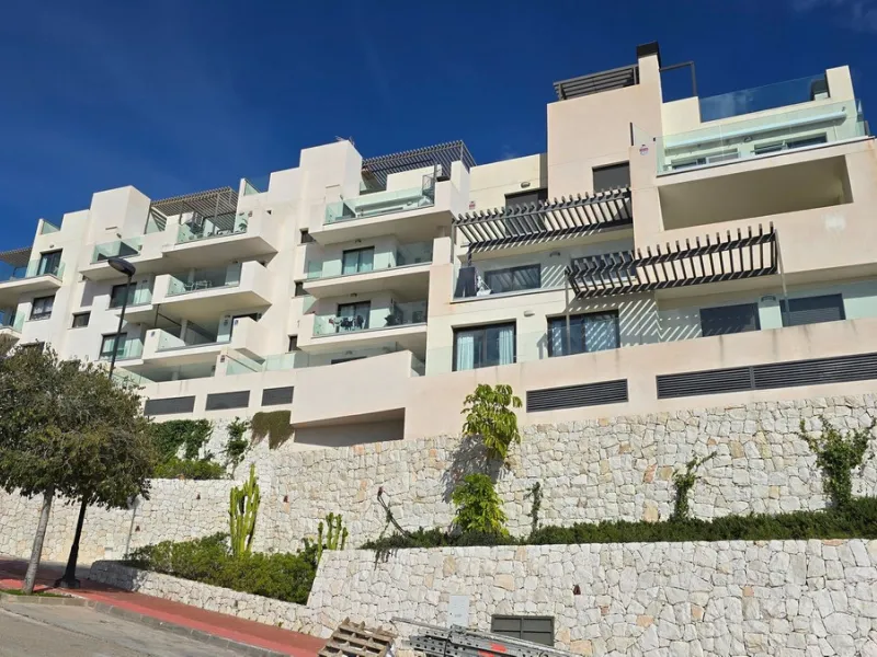 This penthouse in Benalmadena is listed at €545,000 and offers 84 m² of interior living space with two bedrooms, two bathrooms, direct access to a 71 m² total terrace area including a private rooftop solarium, plus two parking spaces and a storage room—al