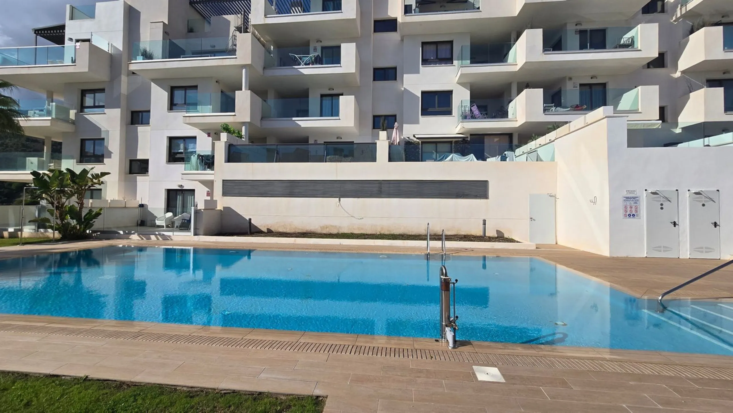 This penthouse in Benalmadena is listed at €545,000 and offers 84 m² of interior living space with two bedrooms, two bathrooms, direct access to a 71 m² total terrace area including a private rooftop solarium, plus two parking spaces and a storage room—al