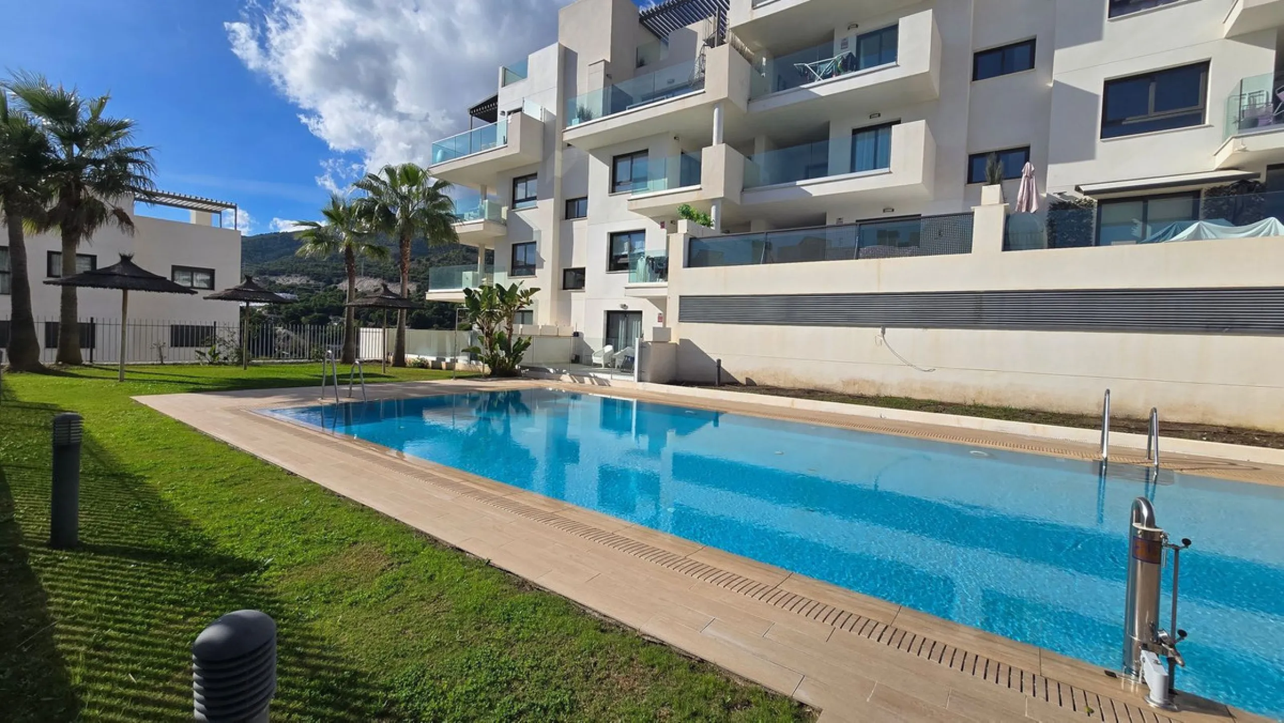 This penthouse in Benalmadena is listed at €545,000 and offers 84 m² of interior living space with two bedrooms, two bathrooms, direct access to a 71 m² total terrace area including a private rooftop solarium, plus two parking spaces and a storage room—al