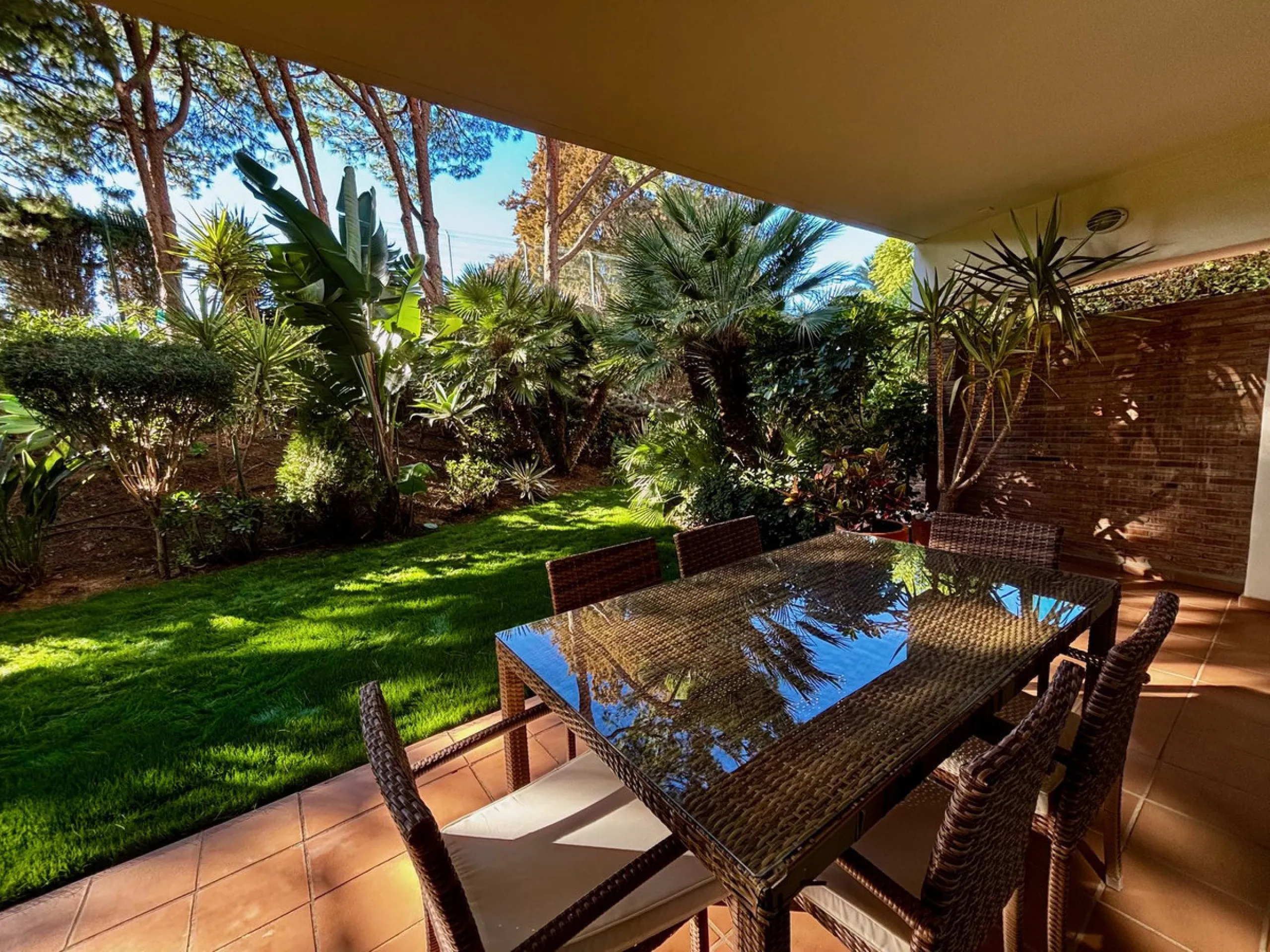 Discover this elegant 2-bedroom, 2-bathroom ground-floor apartment located in the sought-after Milenio complex in Miraflores, perfectly positioned front line to the golf course. This charming home combines comfort, style, and resort-like amenities—ideal f