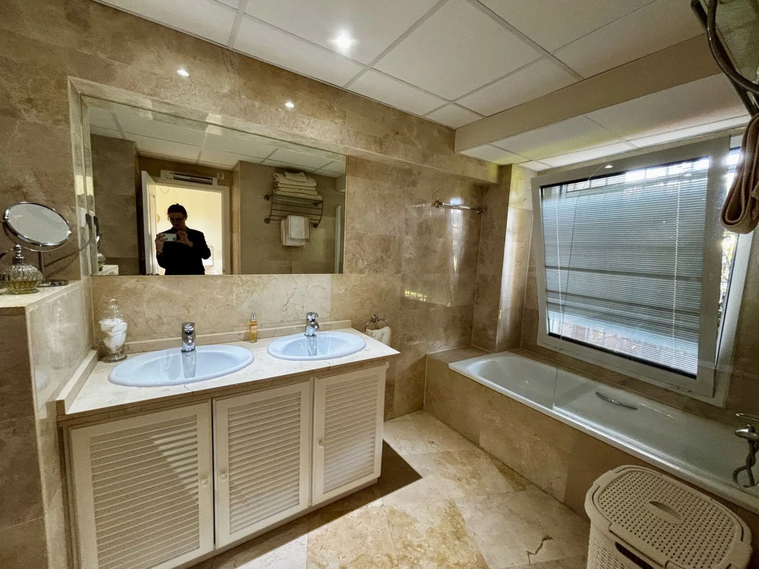 Discover this elegant 2-bedroom, 2-bathroom ground-floor apartment located in the sought-after Milenio complex in Miraflores, perfectly positioned front line to the golf course. This charming home combines comfort, style, and resort-like amenities—ideal f