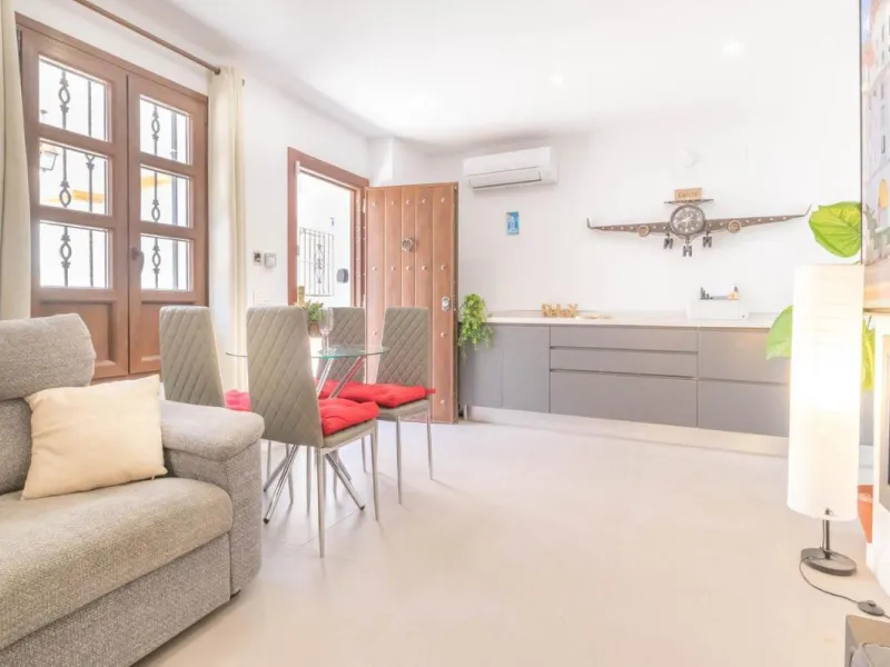 Brand new house with a parking space. Cinderella Marbella is an entire, independent house in a prime location in the center of Marbella and features a terrace and Jacuzzi. It is in a quiet area yet 2 minutes from restaurants, supermarkets, shops, etc. The