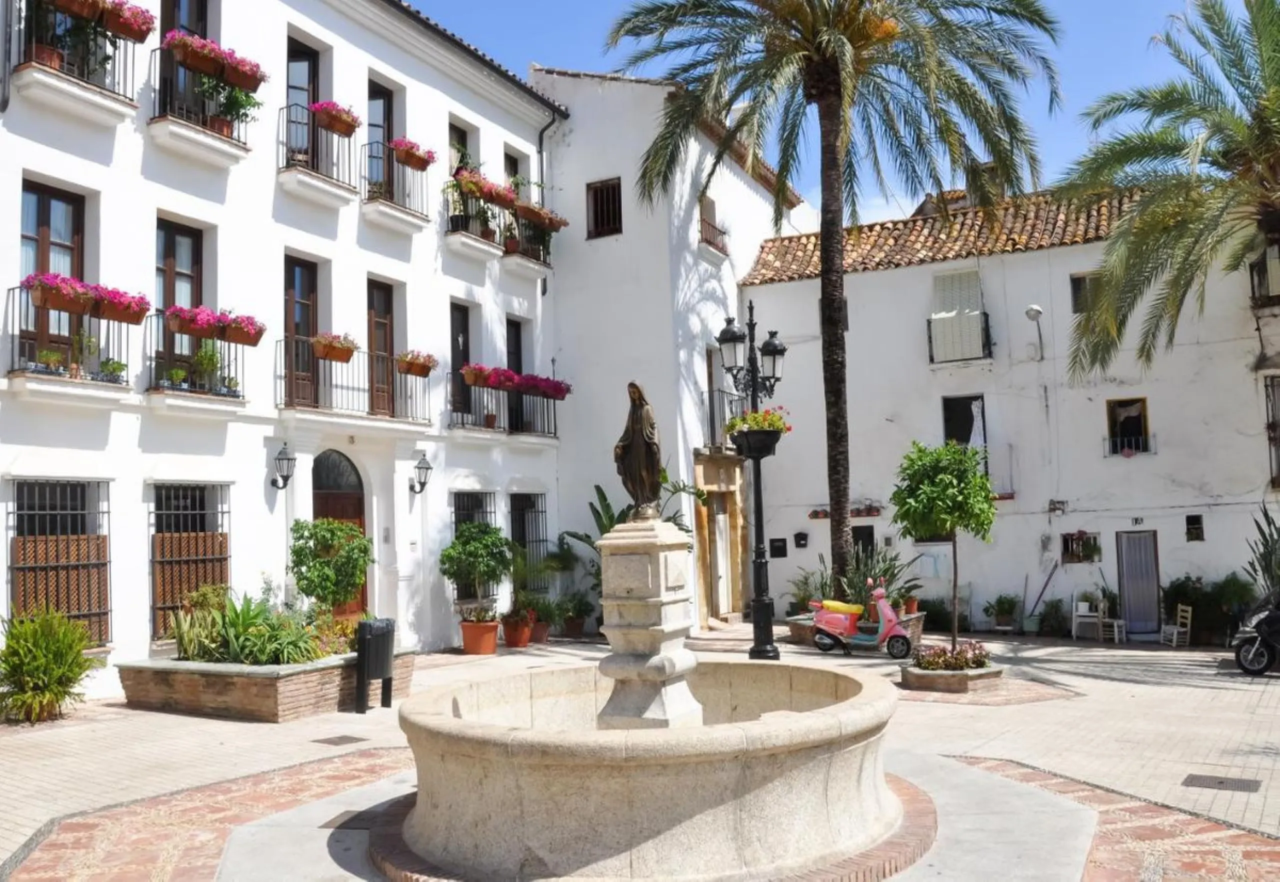 Совершенно новый дом с парковочным местом. Cinderella Marbella — это целый отдельный дом, расположенный в престижном месте в центре Марбельи, с террасой и джакузи. Он расположен в тихом районе, но в 2 минутах от ресторанов, супермаркетов, магазинов... Дом