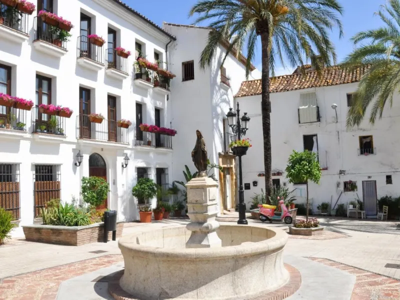 Совершенно новый дом с парковочным местом. Cinderella Marbella — это целый отдельный дом, расположенный в престижном месте в центре Марбельи, с террасой и джакузи. Он расположен в тихом районе, но в 2 минутах от ресторанов, супермаркетов, магазинов... Дом