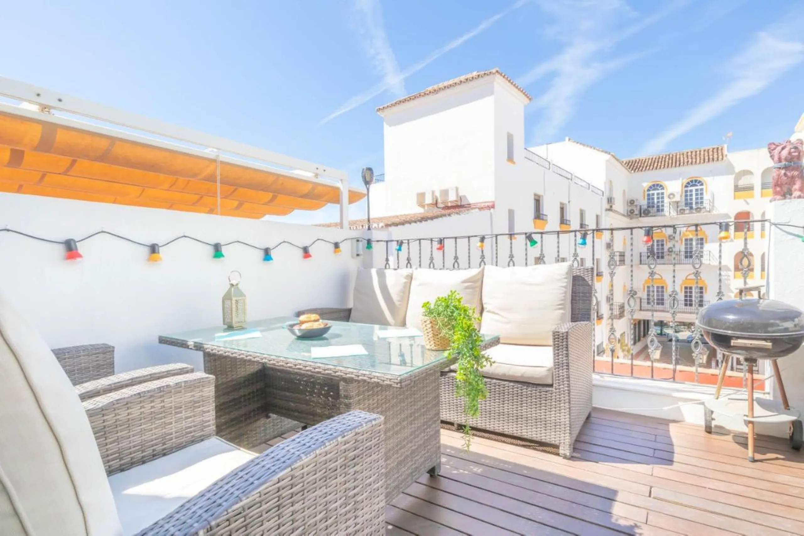 Совершенно новый дом с парковочным местом. Cinderella Marbella — это целый отдельный дом, расположенный в престижном месте в центре Марбельи, с террасой и джакузи. Он расположен в тихом районе, но в 2 минутах от ресторанов, супермаркетов, магазинов... Дом