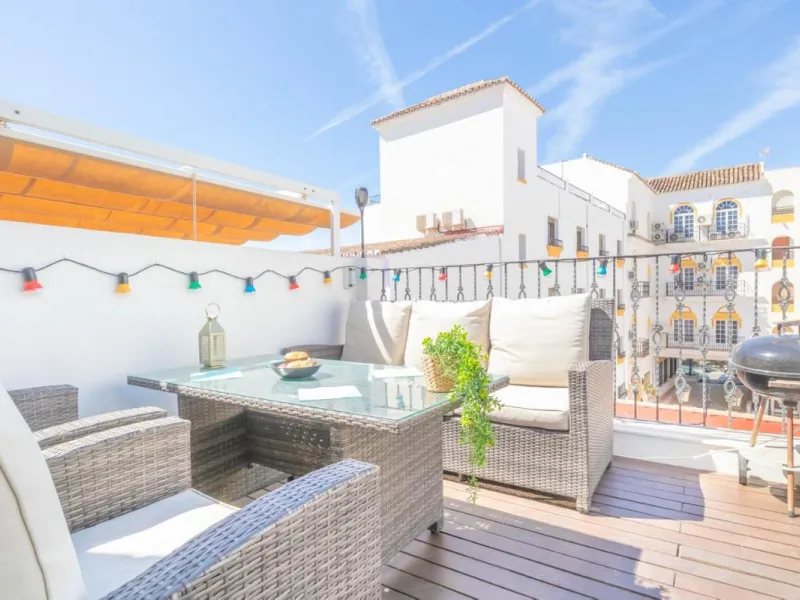 Совершенно новый дом с парковочным местом. Cinderella Marbella — это целый отдельный дом, расположенный в престижном месте в центре Марбельи, с террасой и джакузи. Он расположен в тихом районе, но в 2 минутах от ресторанов, супермаркетов, магазинов... Дом