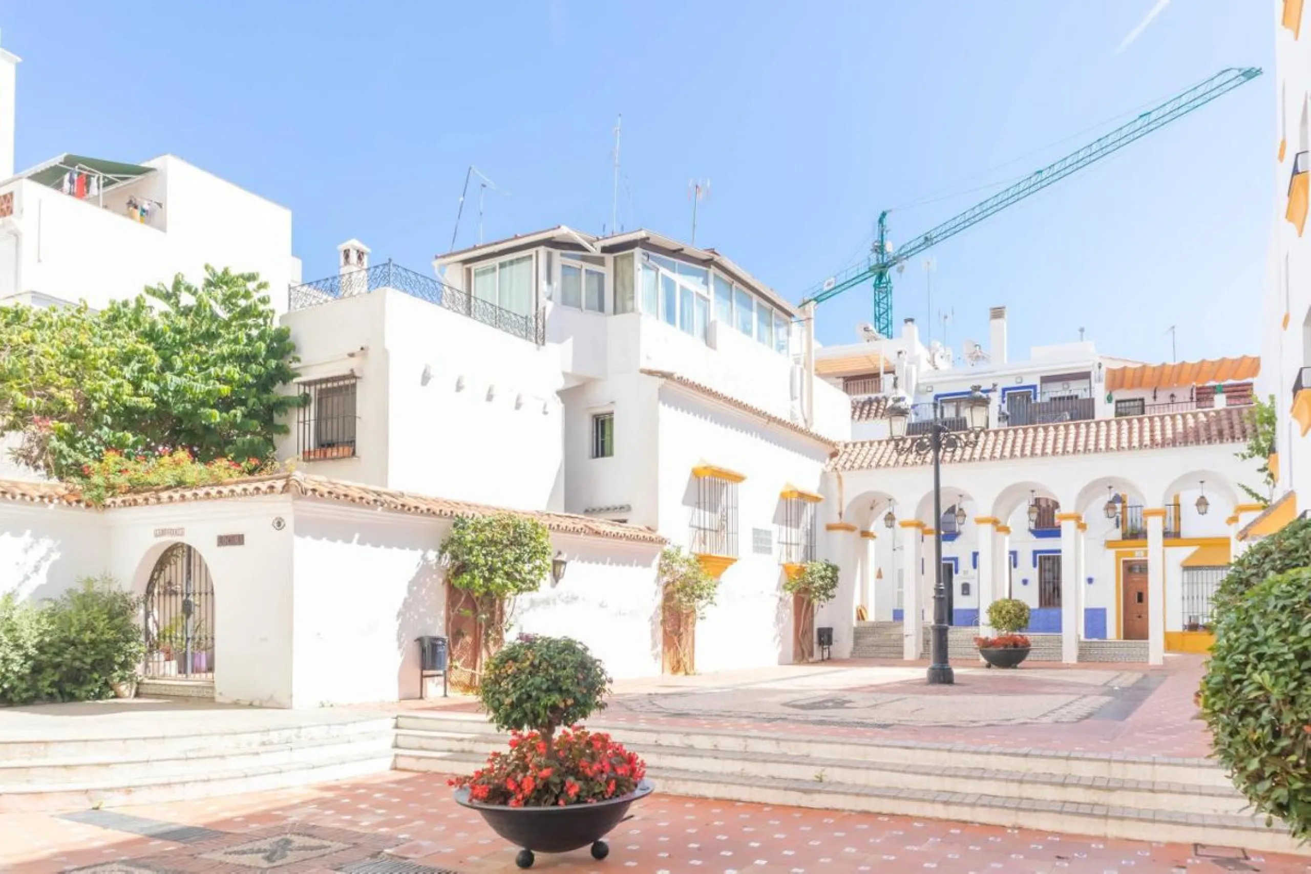 Совершенно новый дом с парковочным местом. Cinderella Marbella — это целый отдельный дом, расположенный в престижном месте в центре Марбельи, с террасой и джакузи. Он расположен в тихом районе, но в 2 минутах от ресторанов, супермаркетов, магазинов... Дом