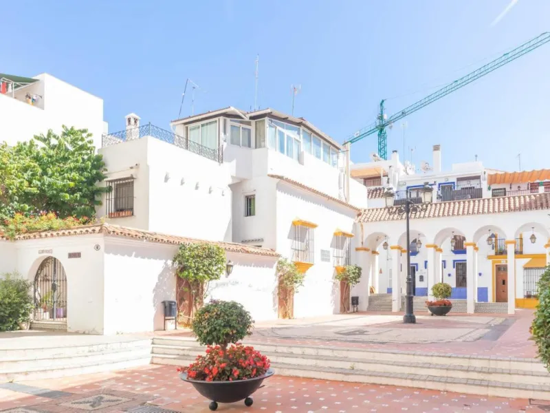 Совершенно новый дом с парковочным местом. Cinderella Marbella — это целый отдельный дом, расположенный в престижном месте в центре Марбельи, с террасой и джакузи. Он расположен в тихом районе, но в 2 минутах от ресторанов, супермаркетов, магазинов... Дом