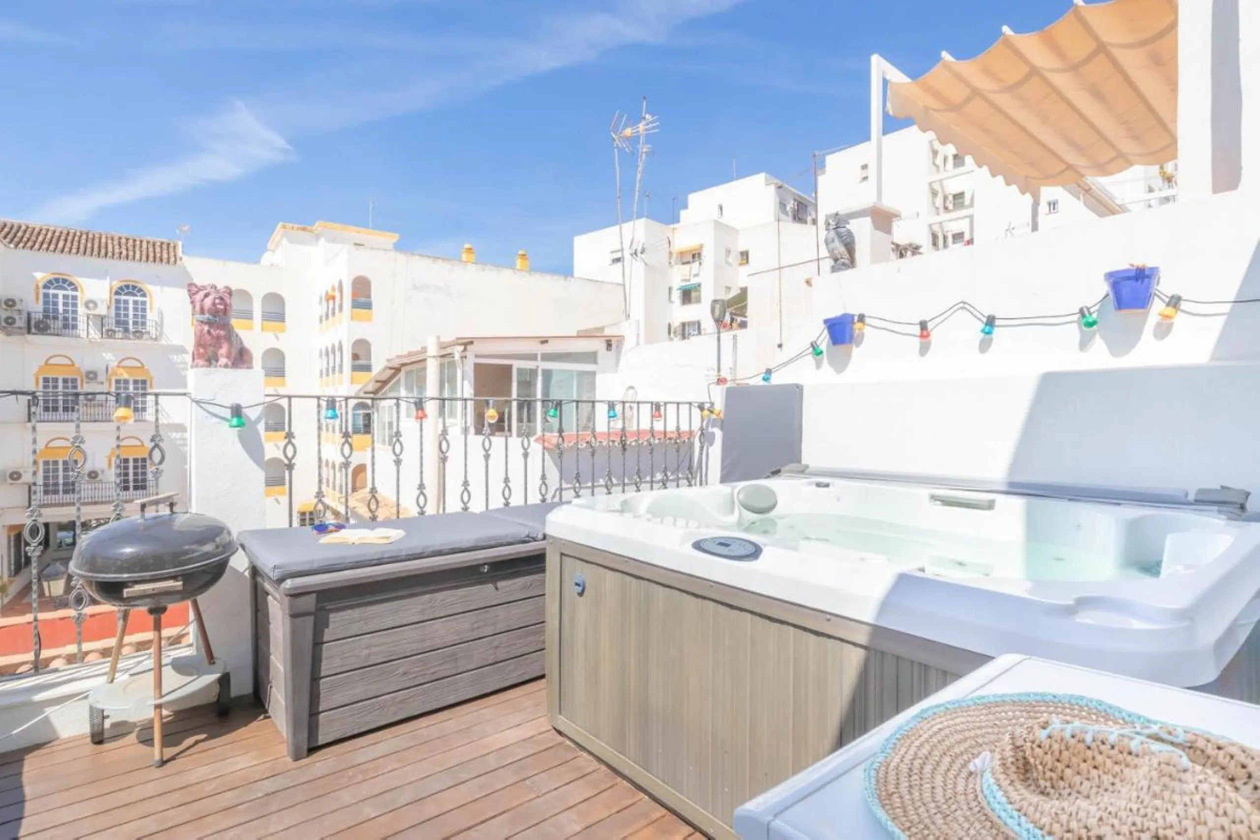 Совершенно новый дом с парковочным местом. Cinderella Marbella — это целый отдельный дом, расположенный в престижном месте в центре Марбельи, с террасой и джакузи. Он расположен в тихом районе, но в 2 минутах от ресторанов, супермаркетов, магазинов... Дом